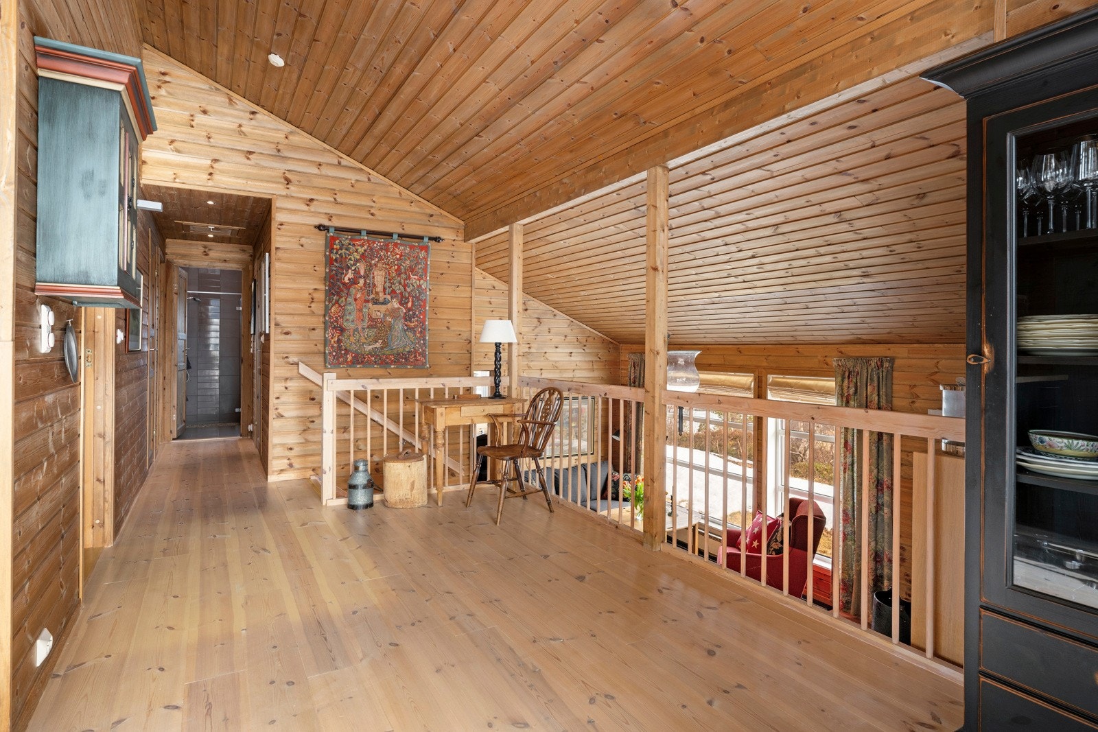 Begge stuene har panelvegger og 1-stavs tregulv, og takhøyde på opptil 3,4 meter bidrar til en herlig og luftig atmosfære. Galleribilde