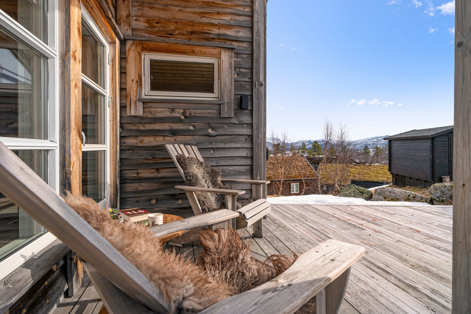 Den gode plasseringen gjør at dette er en av hyttene med best solforhold, og særlig om sommeren kan varme og late feriedager nytes til fulle. Galleribilde