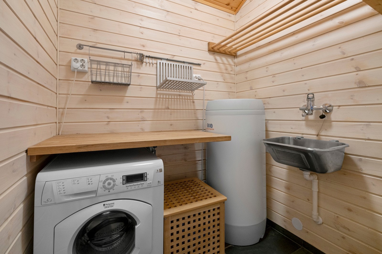 Vaskerommet har utslagsvask, arbeidsbenk i tre og flislagt gulv med varme. Galleribilde