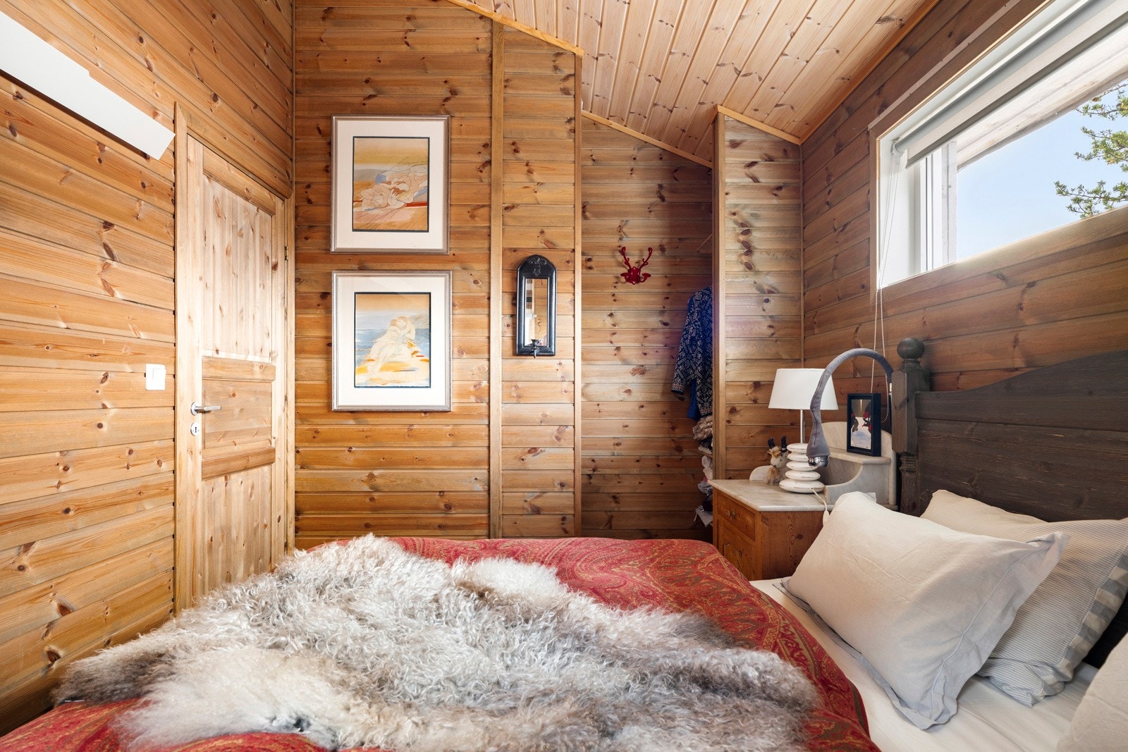 Det øverste soverommet har en egen garderobenisje med klesoppheng. Galleribilde