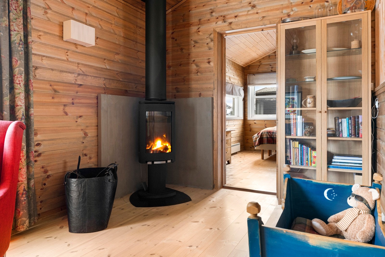 For vedfyring er det en peisovn i den minste stuen. Galleribilde