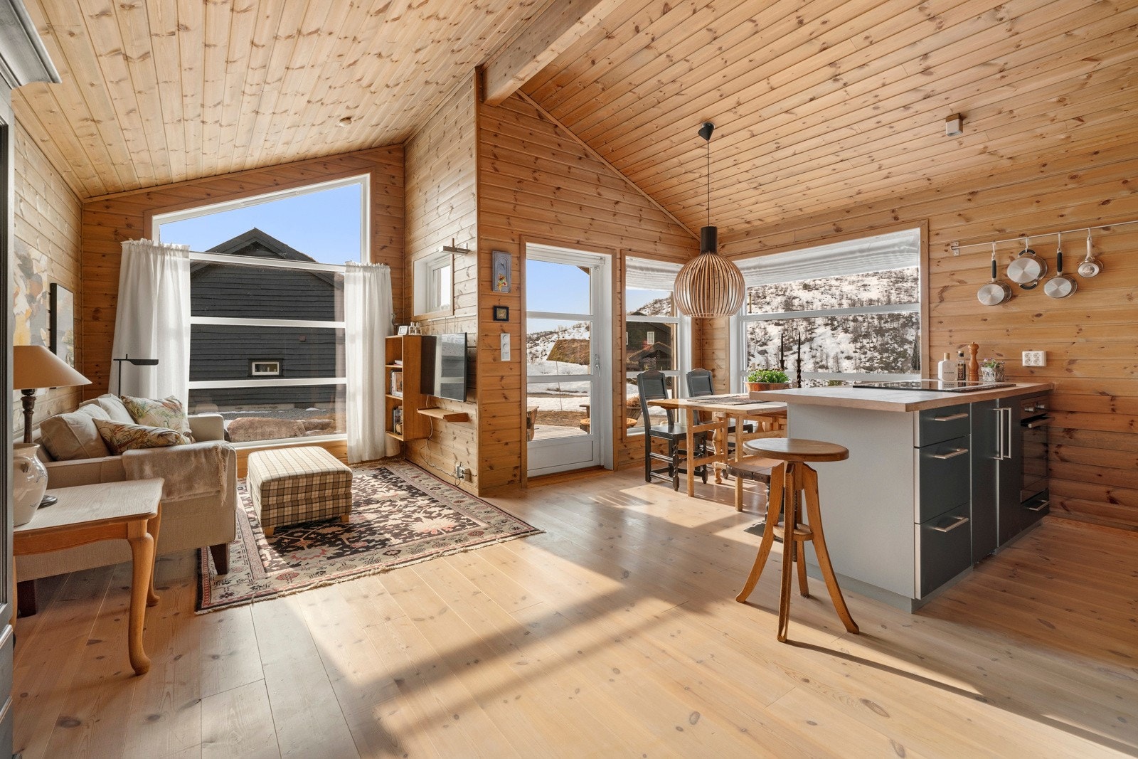 Kjøkkenet er stilrent og moderne, oppført med to parallelle benker for høy brukervennlighet. Galleribilde