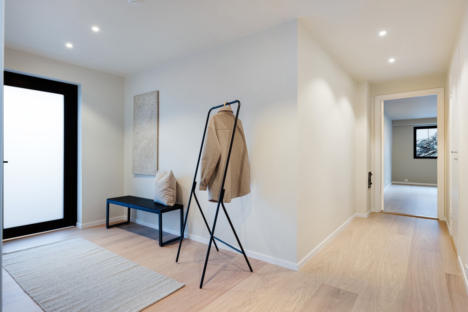 I 1etasje finner du et stort og flott bad, en romslig og behagelig stue, godt med oppbevaringsmuligheter, luftig entré og en praktisk bi-inngang/vaskerom som tar deg direkte inn i garasjen - en svært praktisk løsning i hverdagen. Galleribilde