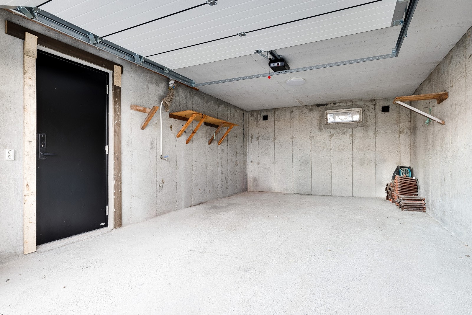 Fra bi-inngangen kommer man rett ut i garasjen. Galleribilde