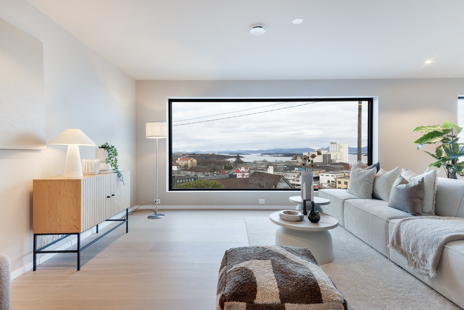 Boligen ligger flott til på en høyde med nydelig utsikt fra store deler av boligen. Galleribilde