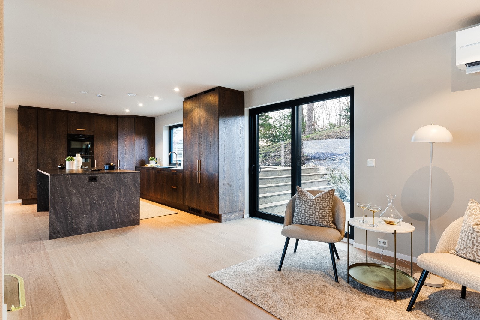 Utgang til terrasse og bakhagen. Galleribilde