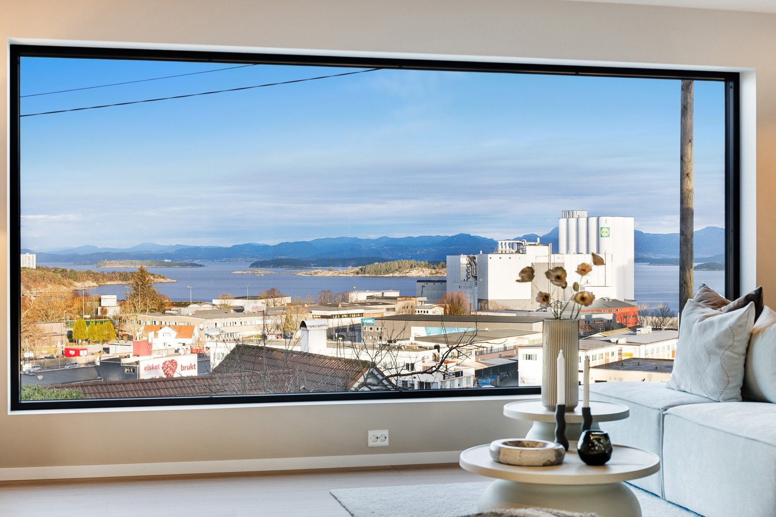 De store vindusflatene gir en fantastisk panoramautsikt over både Hillevåg og Gandsfjorden. Galleribilde