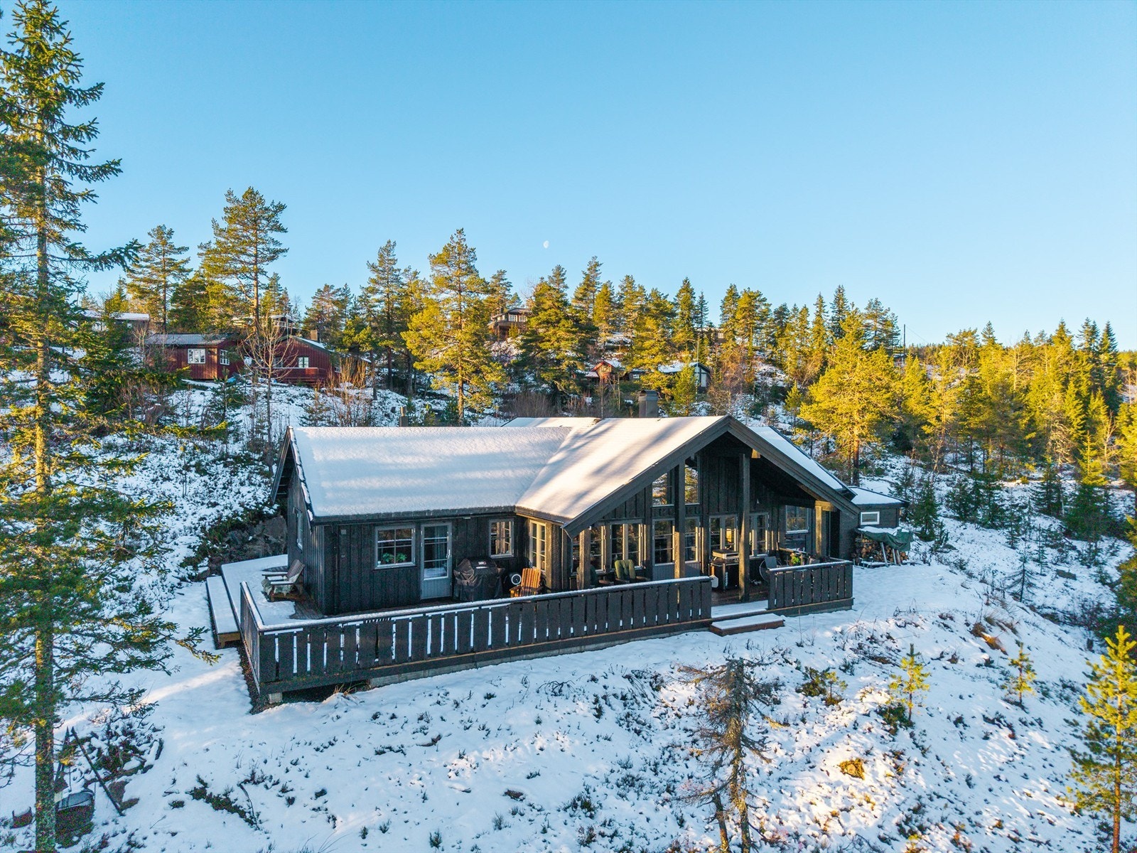 Stor terrasse på 85 kvm. som går fra rundt bygningen mot syd, fra øst til vest. Herlig utsikt og usjenerte uteområder. Galleribilde