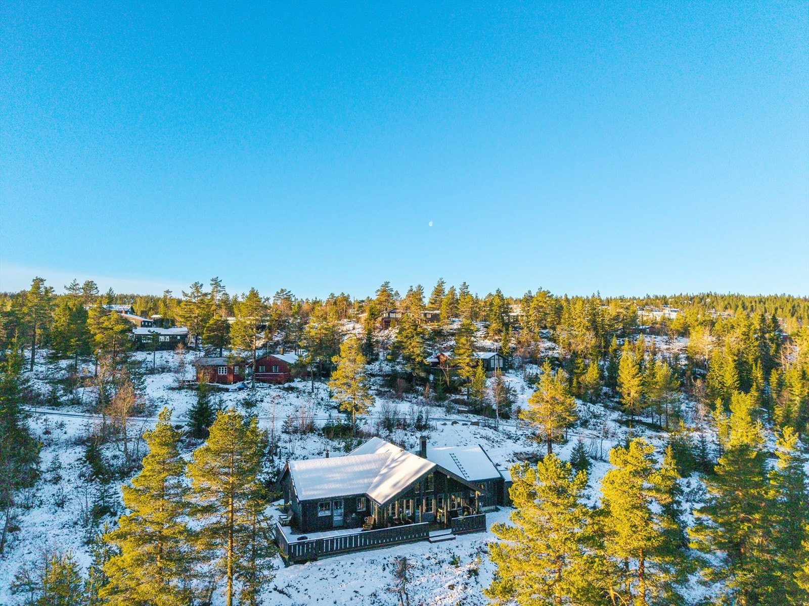 Hytta ligger fint og usjenert til. Galleribilde