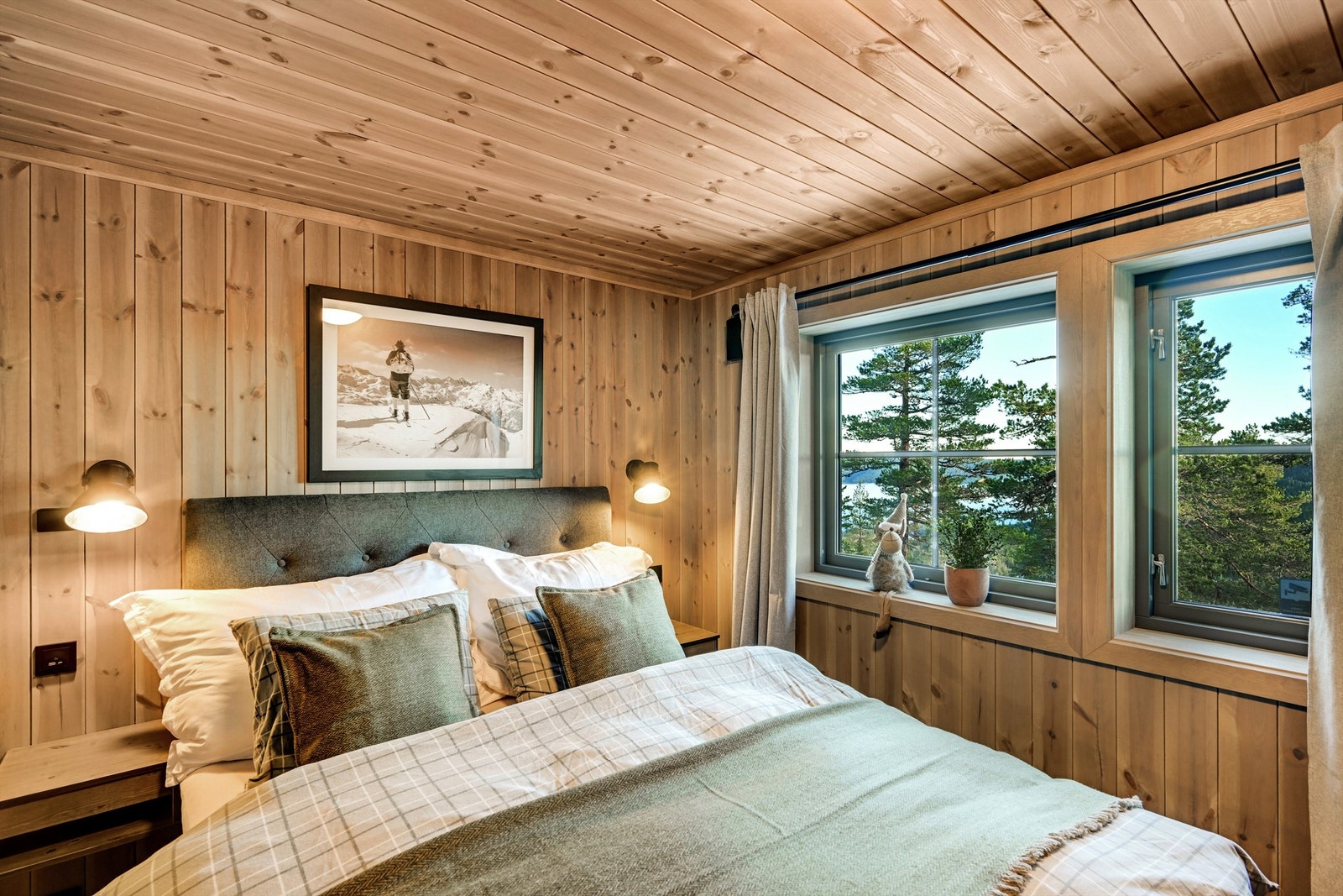 Soverom med god plass til dobbeltseng og tilhørende møblement. Galleribilde