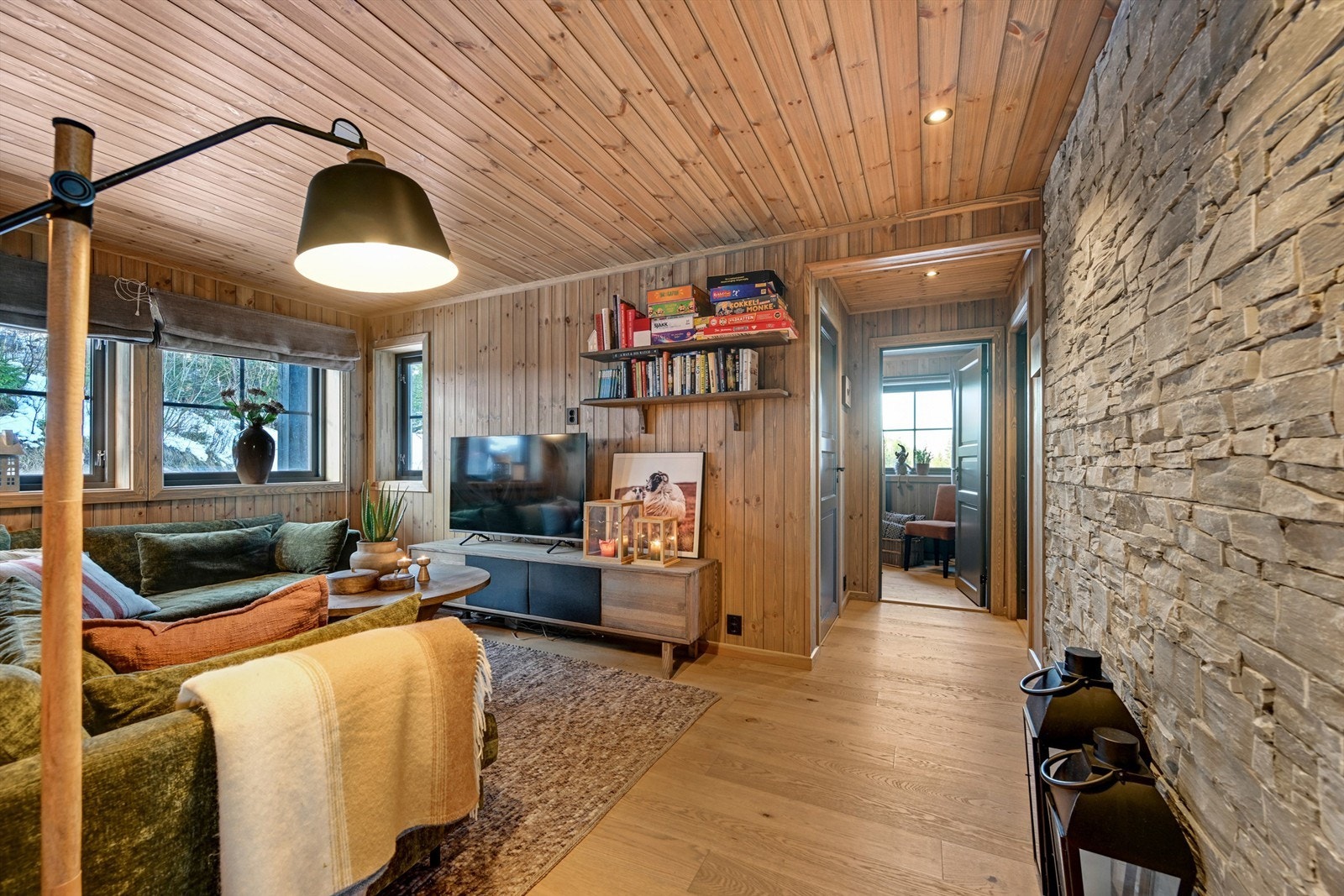 Materialene brukt på peisen hentes igjen i denne lekre og rustikke veggen. Galleribilde