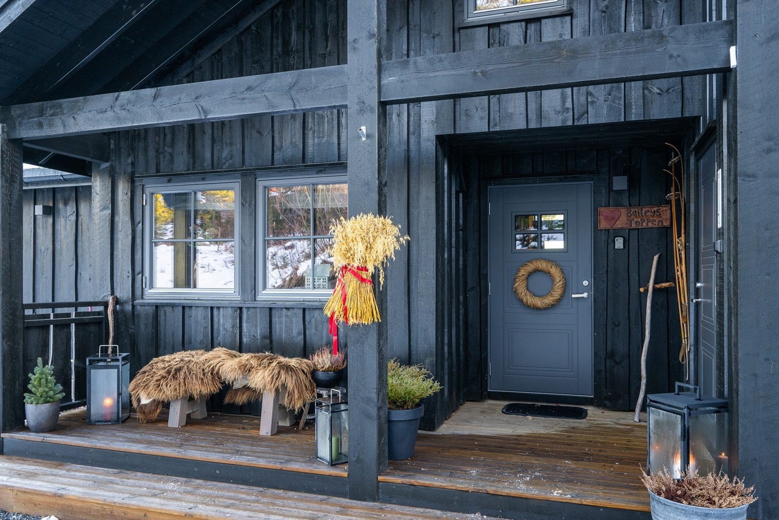 Terrasseplatting og en utvendig sportsbod på denne siden. Galleribilde