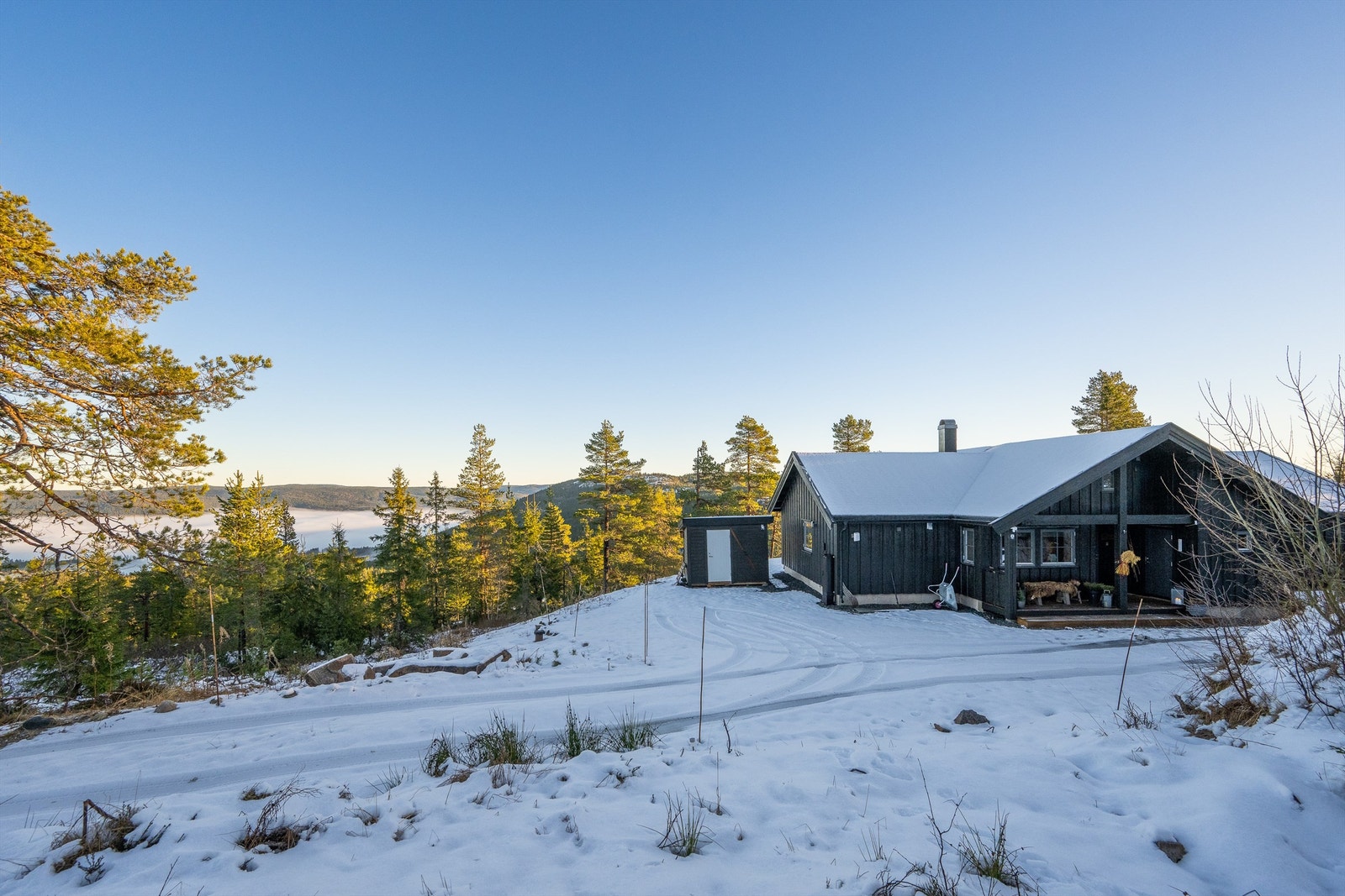 Det er montert el-billader. (Vedboden ( på nordsiden av hytta)er ikke byggemeldt/godkjent og vil bli fjernet /flyttet til et annet sted på tomta.) Galleribilde