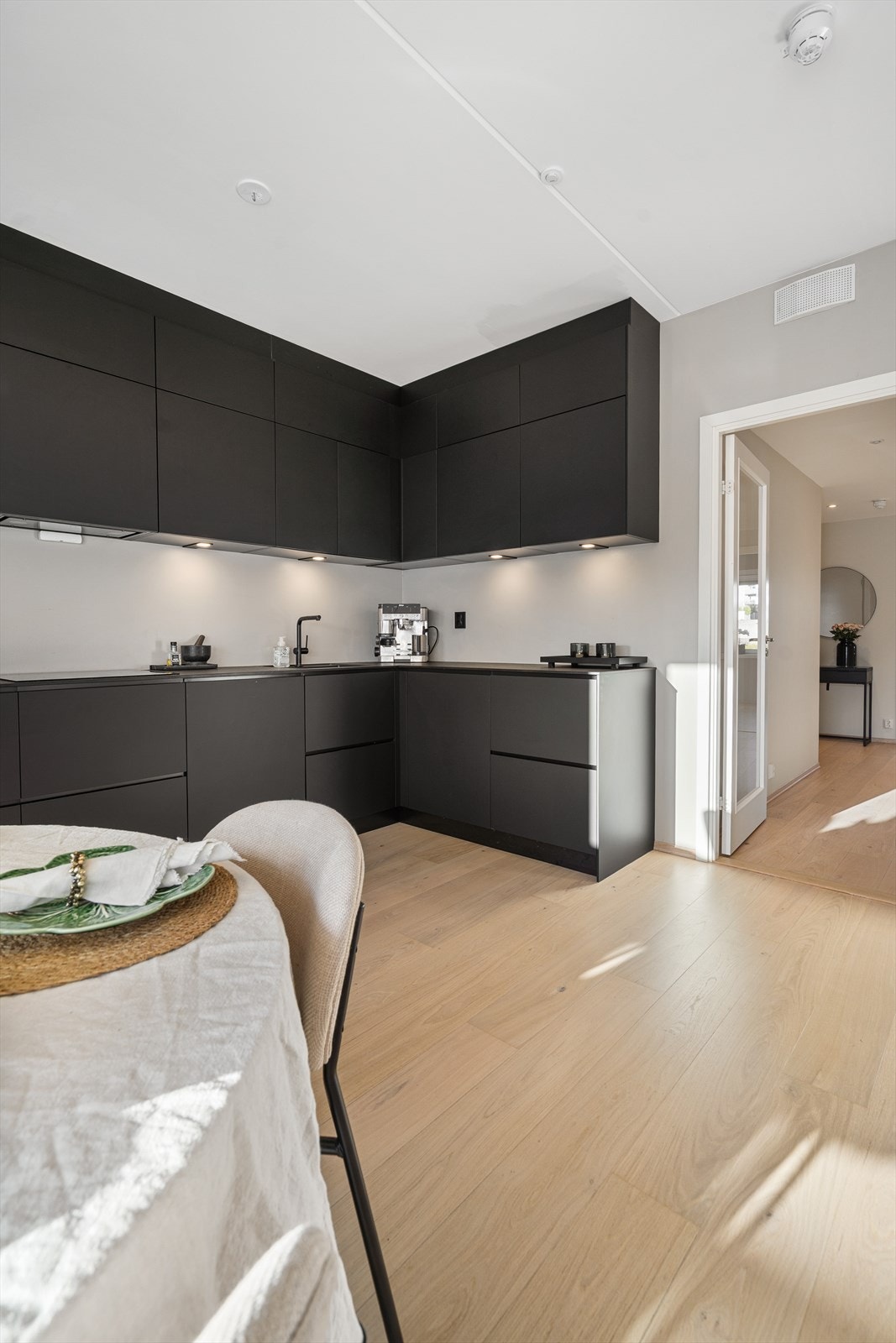 Takhøy innredning med svært god skapplass. Belysning under overskapene. Galleribilde