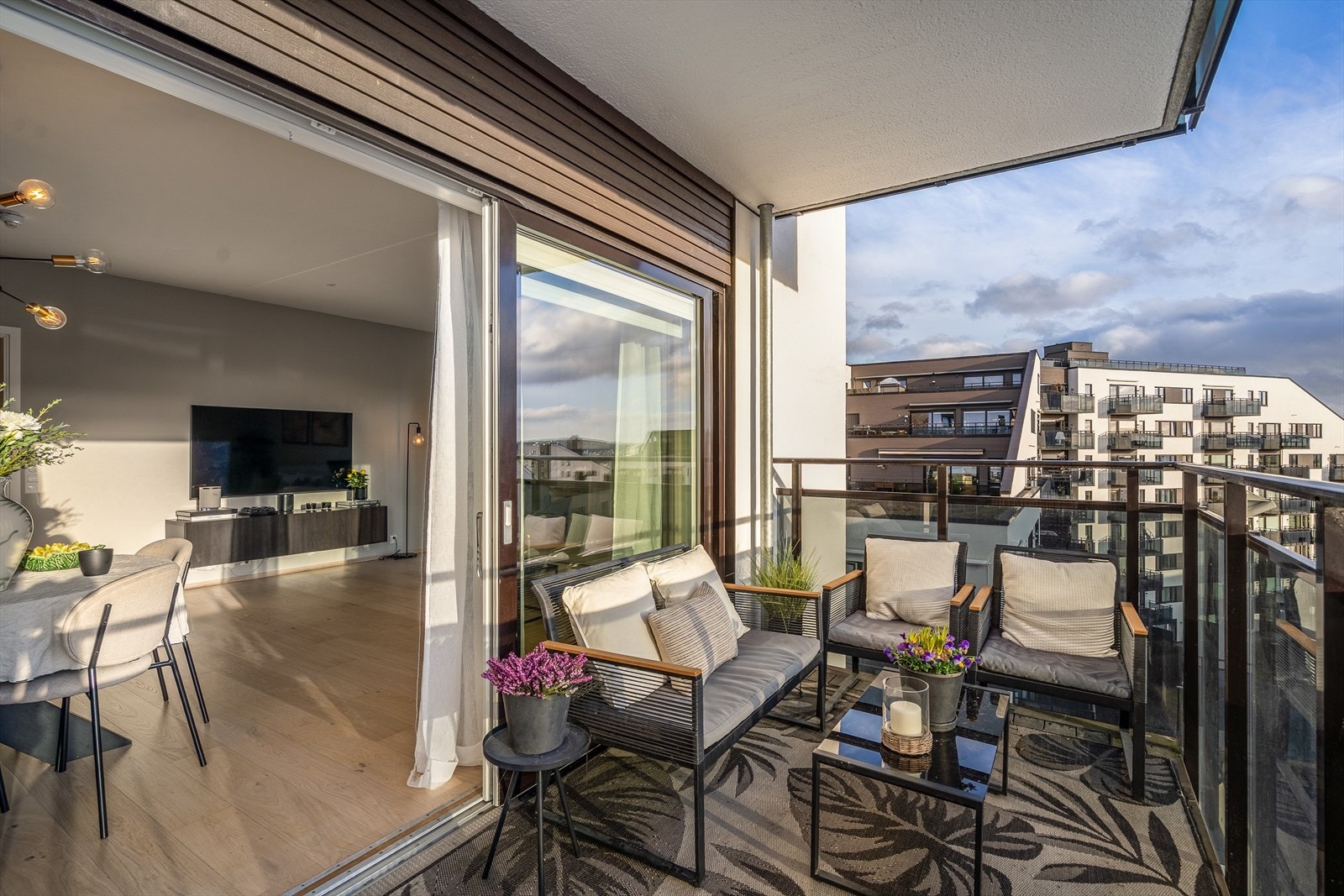 Overbygget sydvestvendt balkong på 10 m². Galleribilde