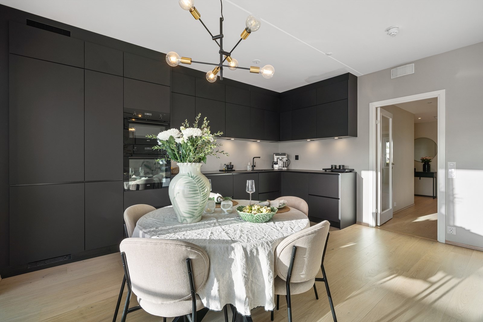 Stilrent og moderne Kvik-kjøkken fra 2021 med integrerte hvitevarer og kompaktlaminat benkeplate. Galleribilde