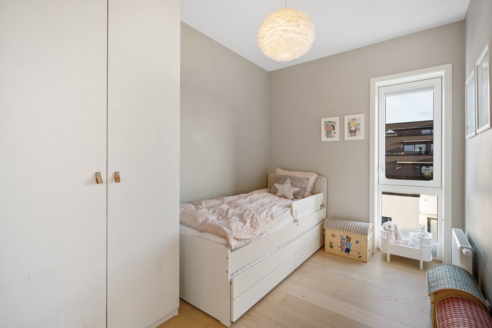 Soverom III på ca. 7 m² med garderobeskap og god plass seng og skrivebord. Galleribilde