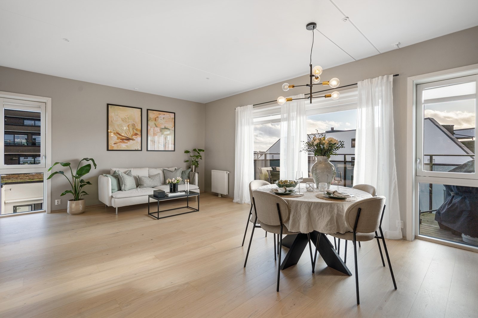 Store vindusflater og utgang til balkongen fra stuen. Galleribilde