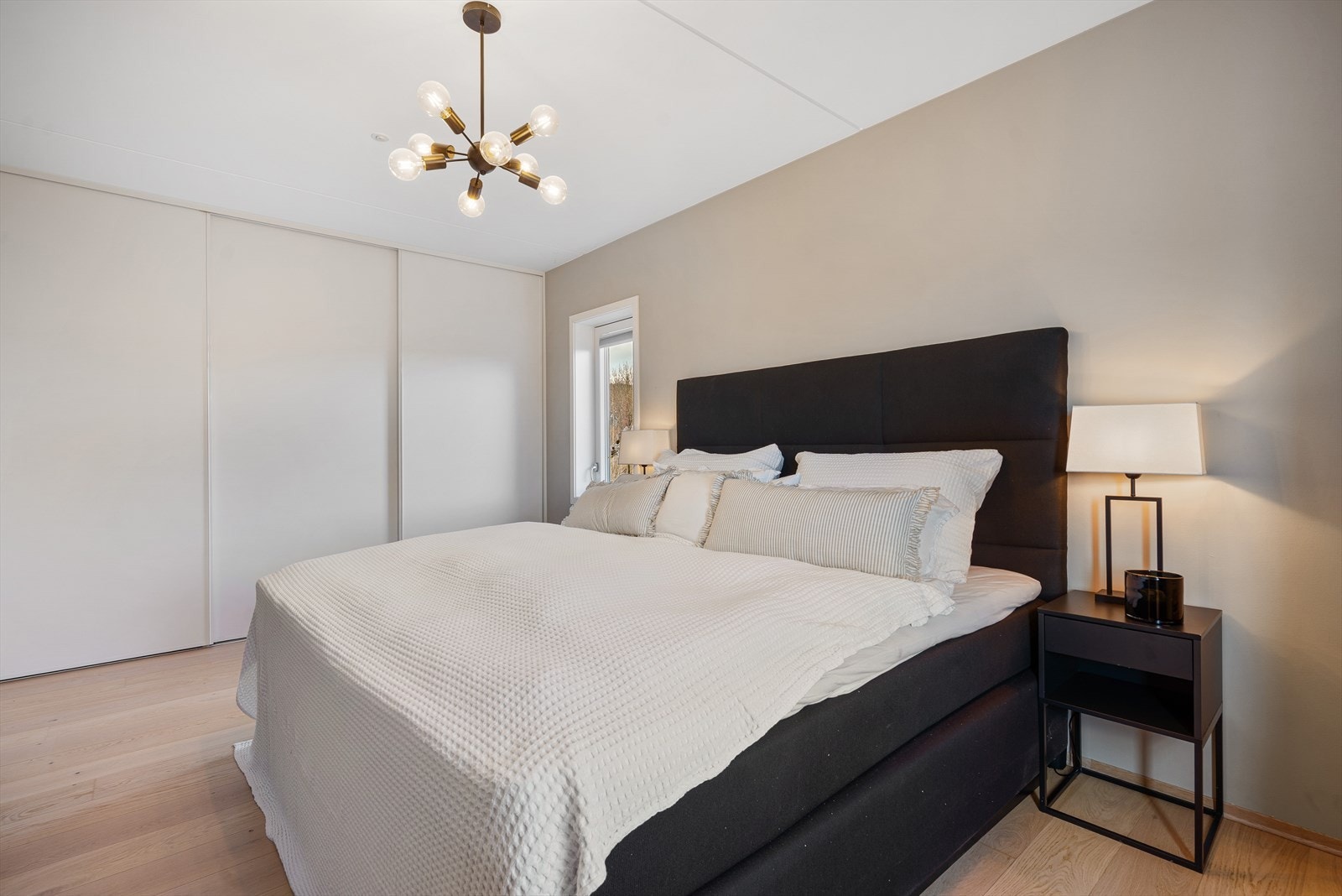 Stor skyvedørsgarderobe fra gulv til tak og god plass til kommode. Galleribilde