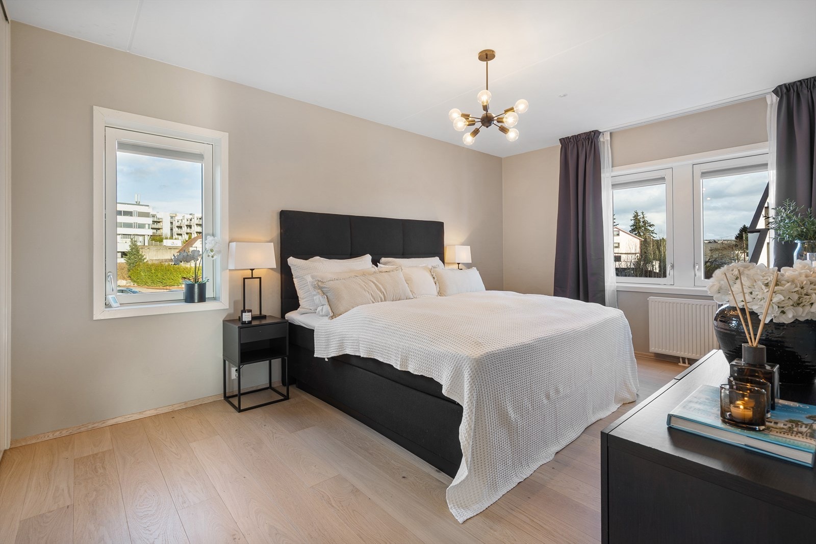 Rommet har vinduer på 2 sider og god plass til dobbeltseng med tilhørende møblement. Galleribilde