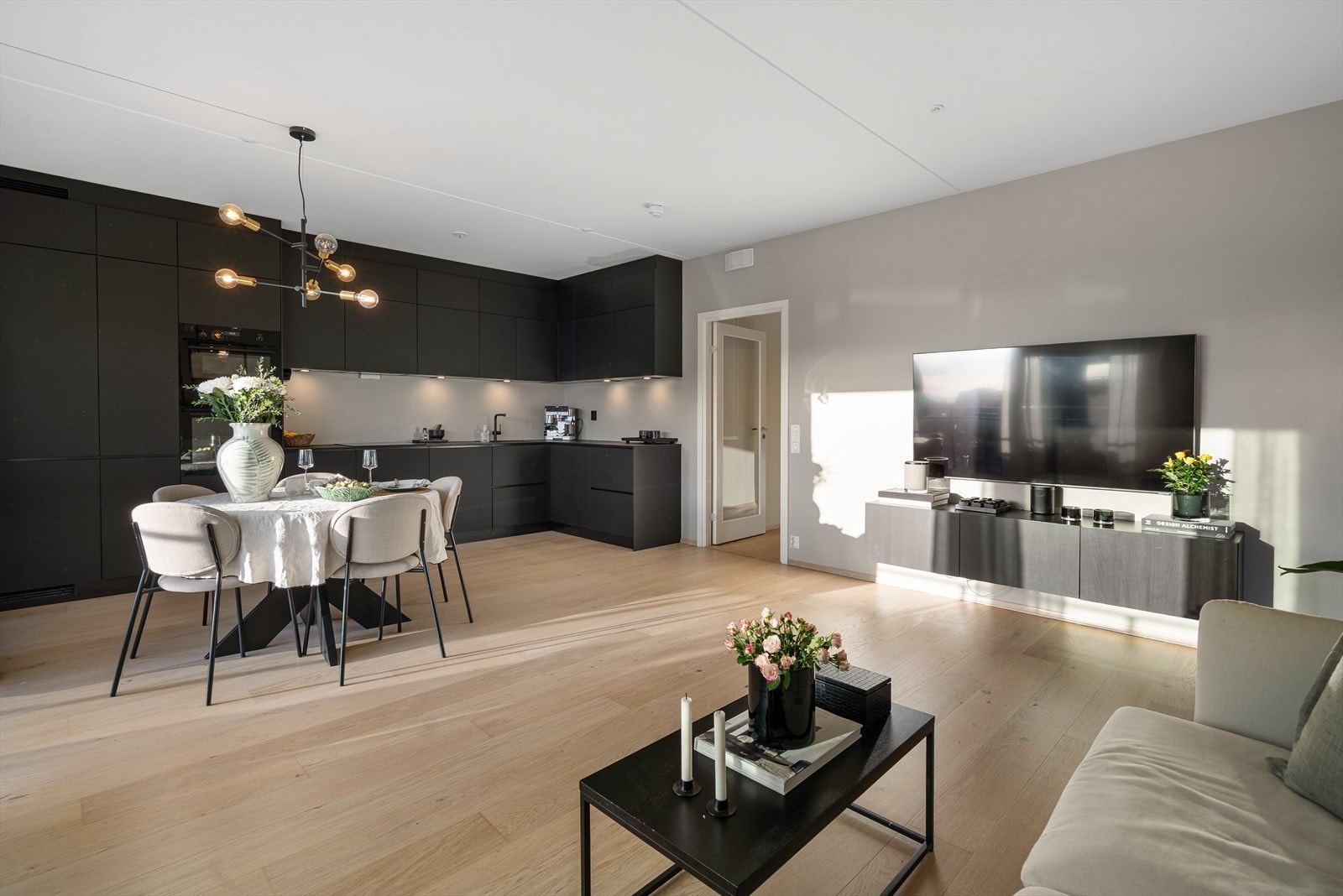 Takhøyde på ca. 260 cm i stuen og flere andre rom. Galleribilde