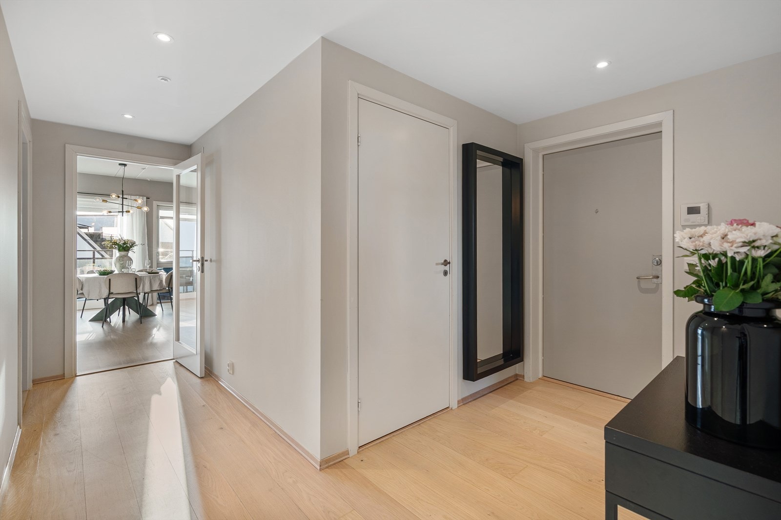 Brann- og lydklassifisert entrédør med kikhull og porttelefon med video. Galleribilde