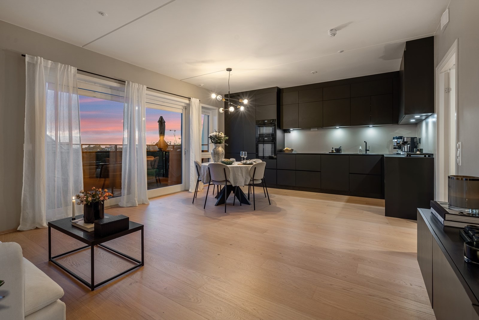 Stue og kjøkken i åpen løsning. Helt nyslipt gulv i hele leiligheten i mars 2026. Galleribilde