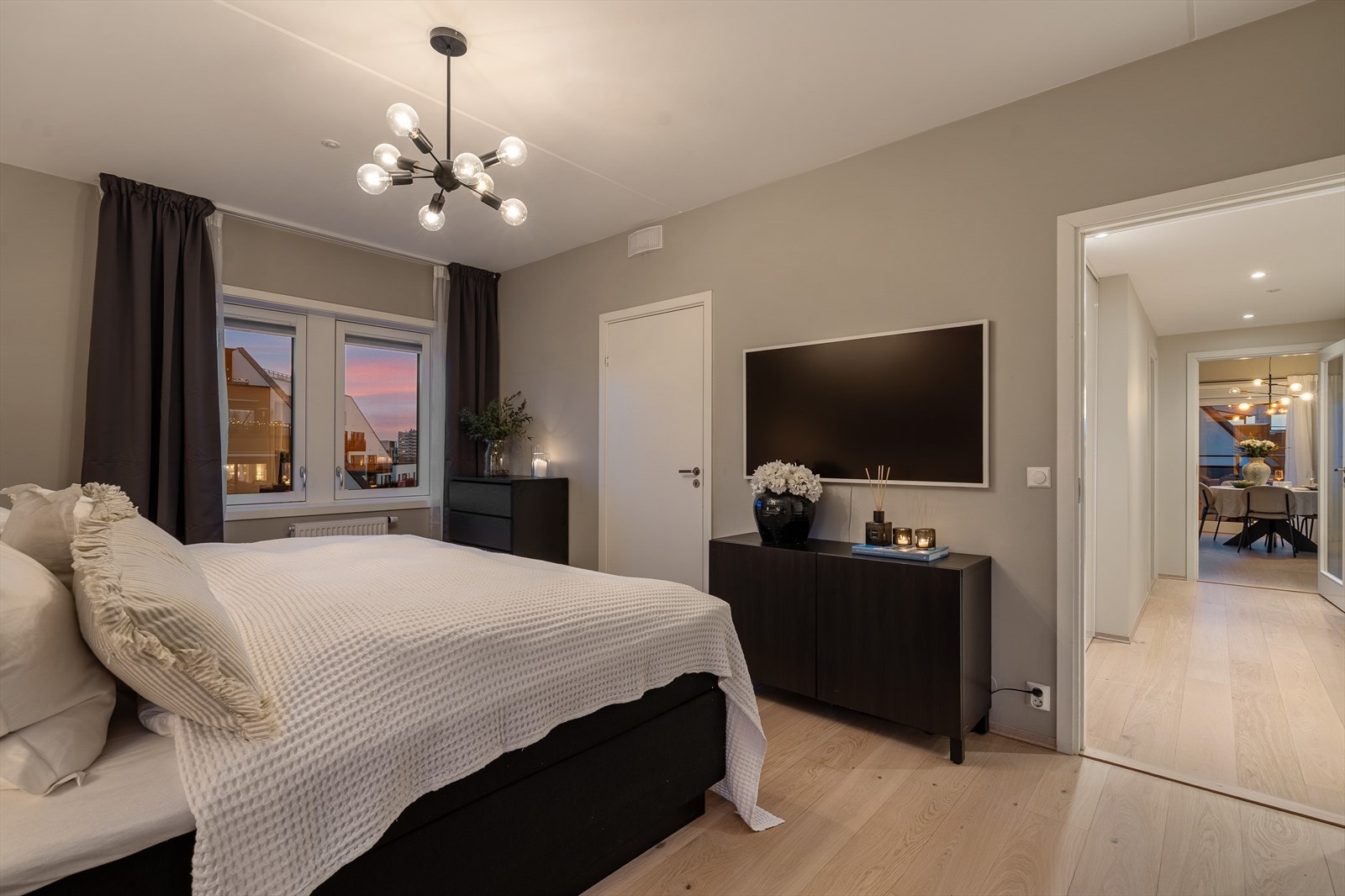 Stort og luftig hovedsoverom på 21 m² med flere innredningsmuligheter. Galleribilde