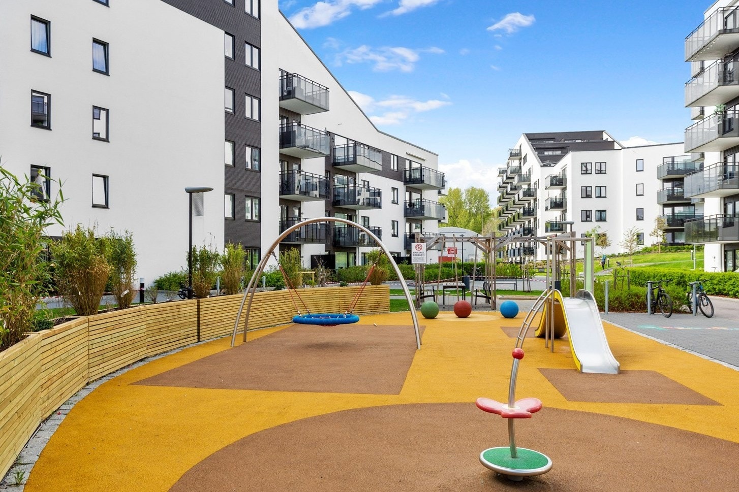 Pent opparbeidet og barnevennlig indre gård med beplantning, sittegrupper og lekeplass. Flere barnehager i umiddelbar nærhet. Galleribilde