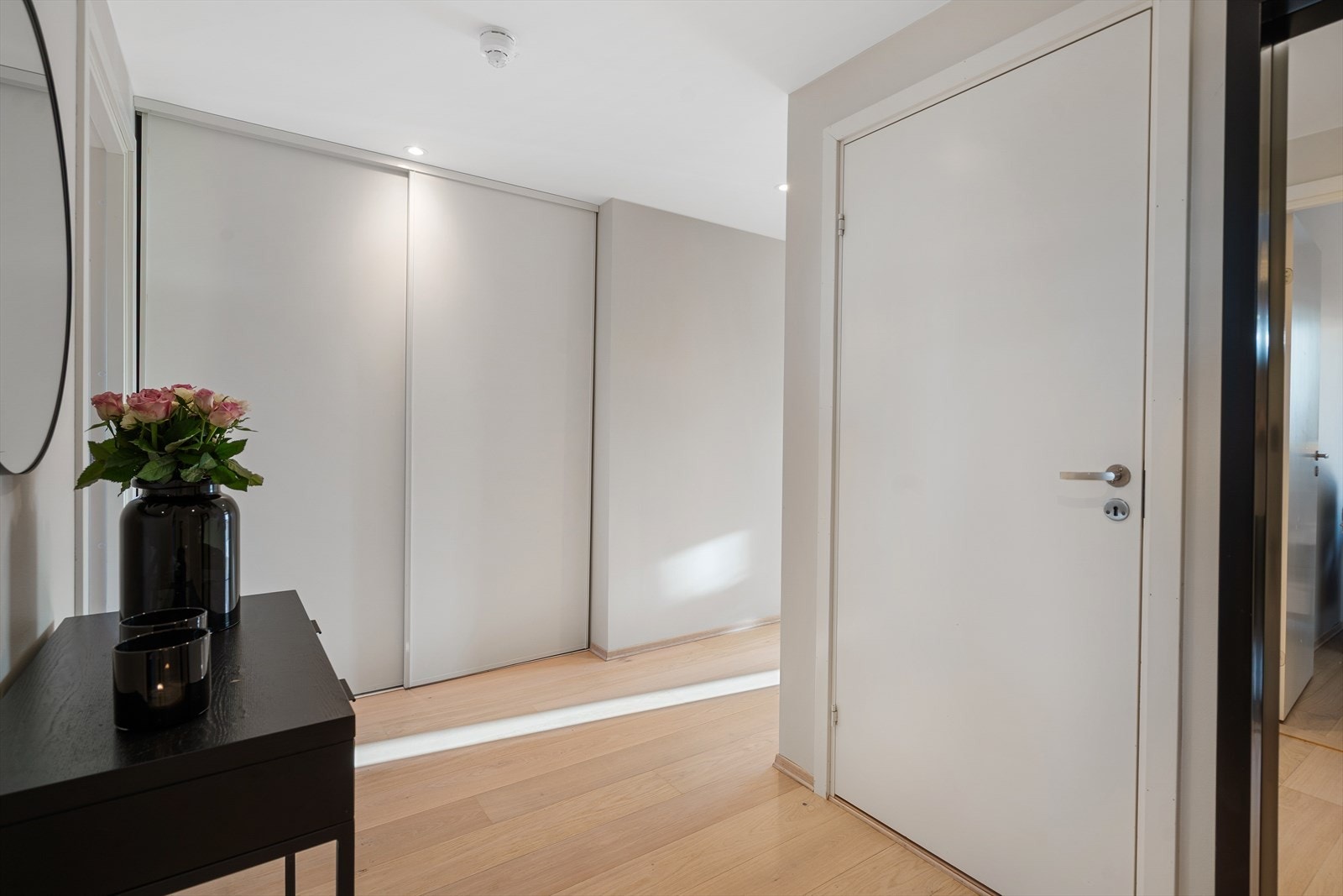 Gangen har også en stor plassbygget skyvedørsgarderobe. Galleribilde