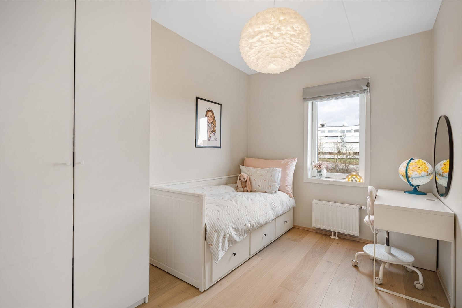 Soverom II på ca. 9 m² med garderobeskap og god plass seng og skrivebord. Galleribilde