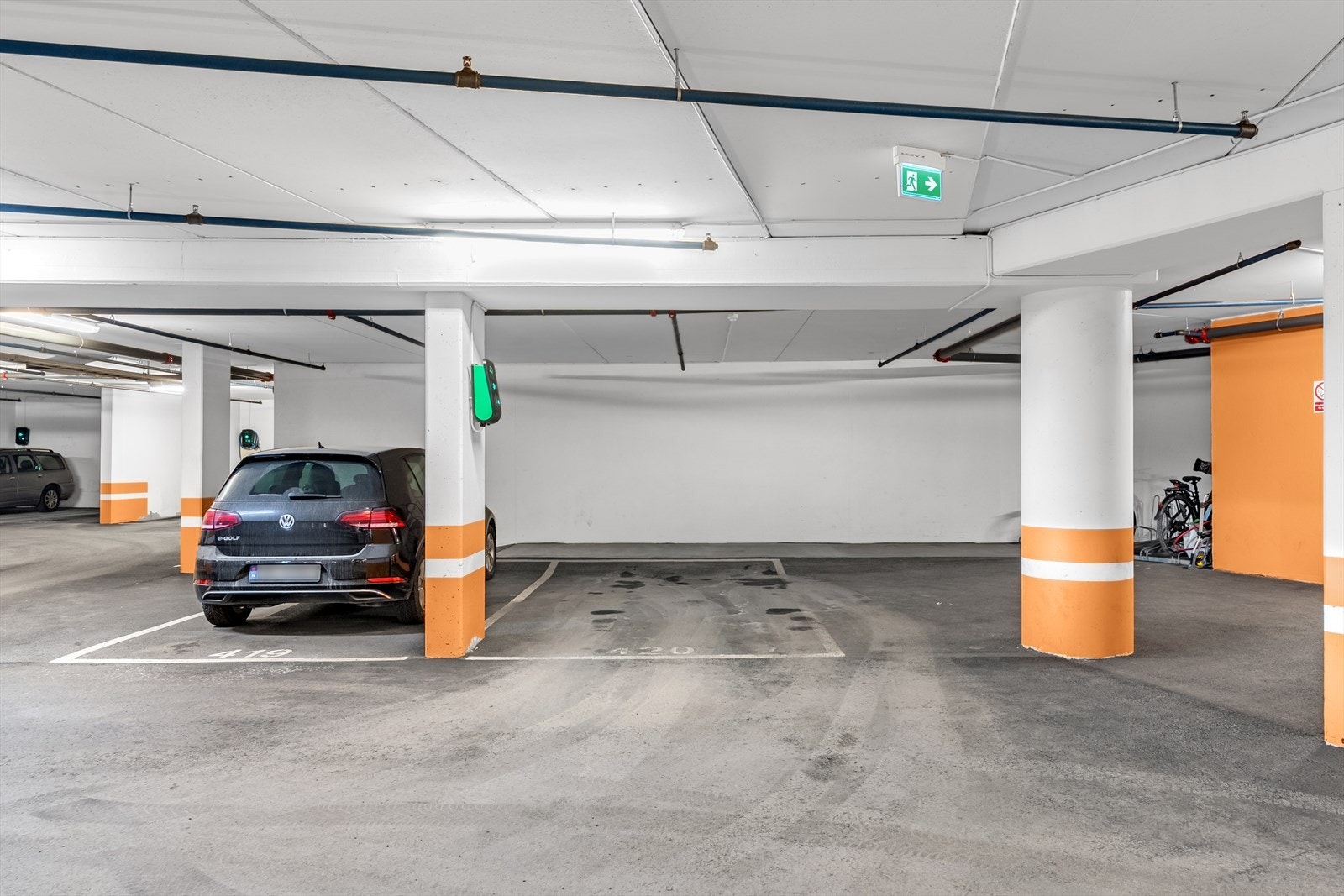 Det medfølger 1 svært god og romslig garasjeplass (nr. 420) med el-lader. Galleribilde