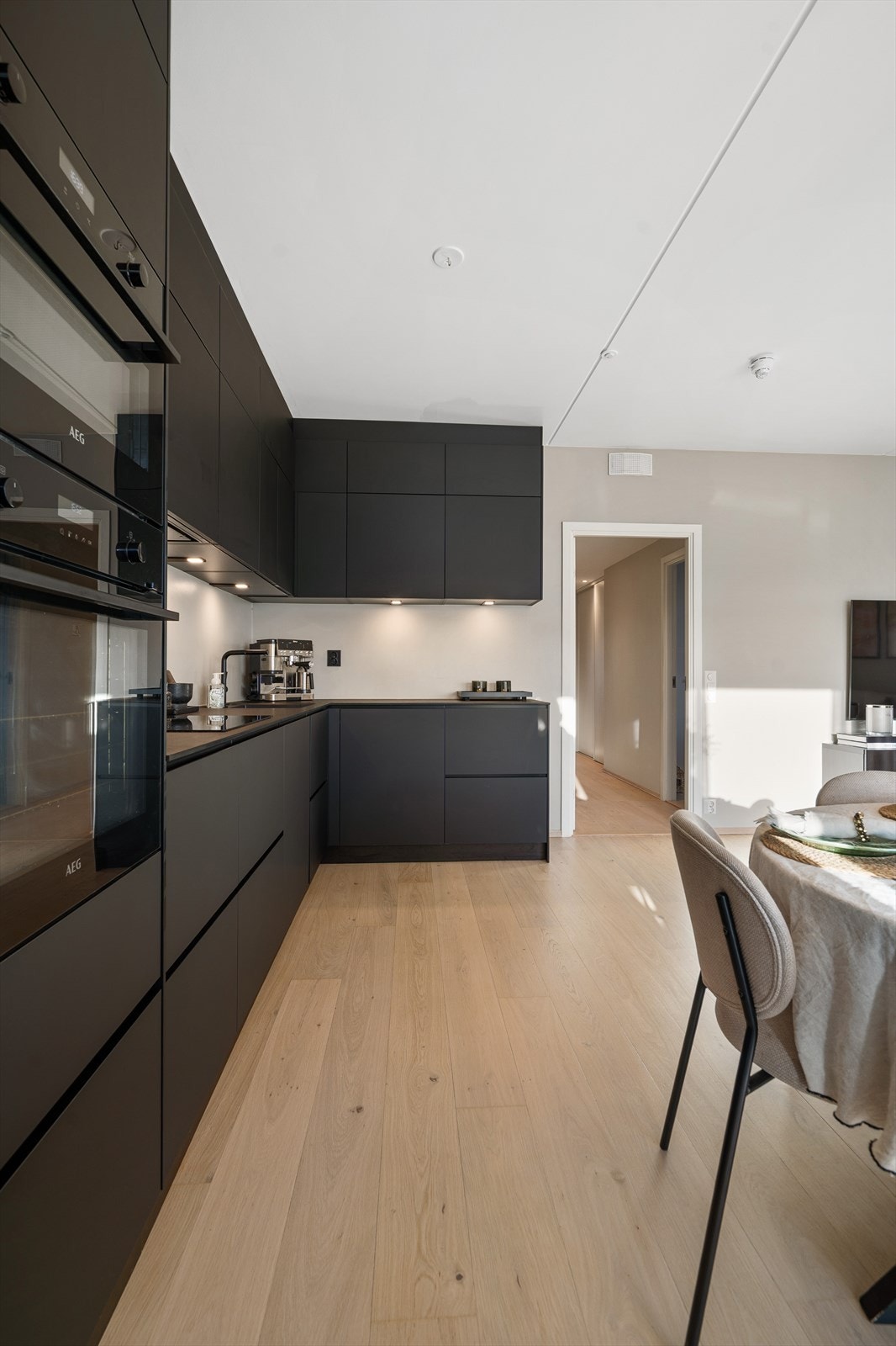 Balansert ventilasjon med tilluftsventiler til oppholdsrom og avtrekk fra kjøkken og bad. Galleribilde