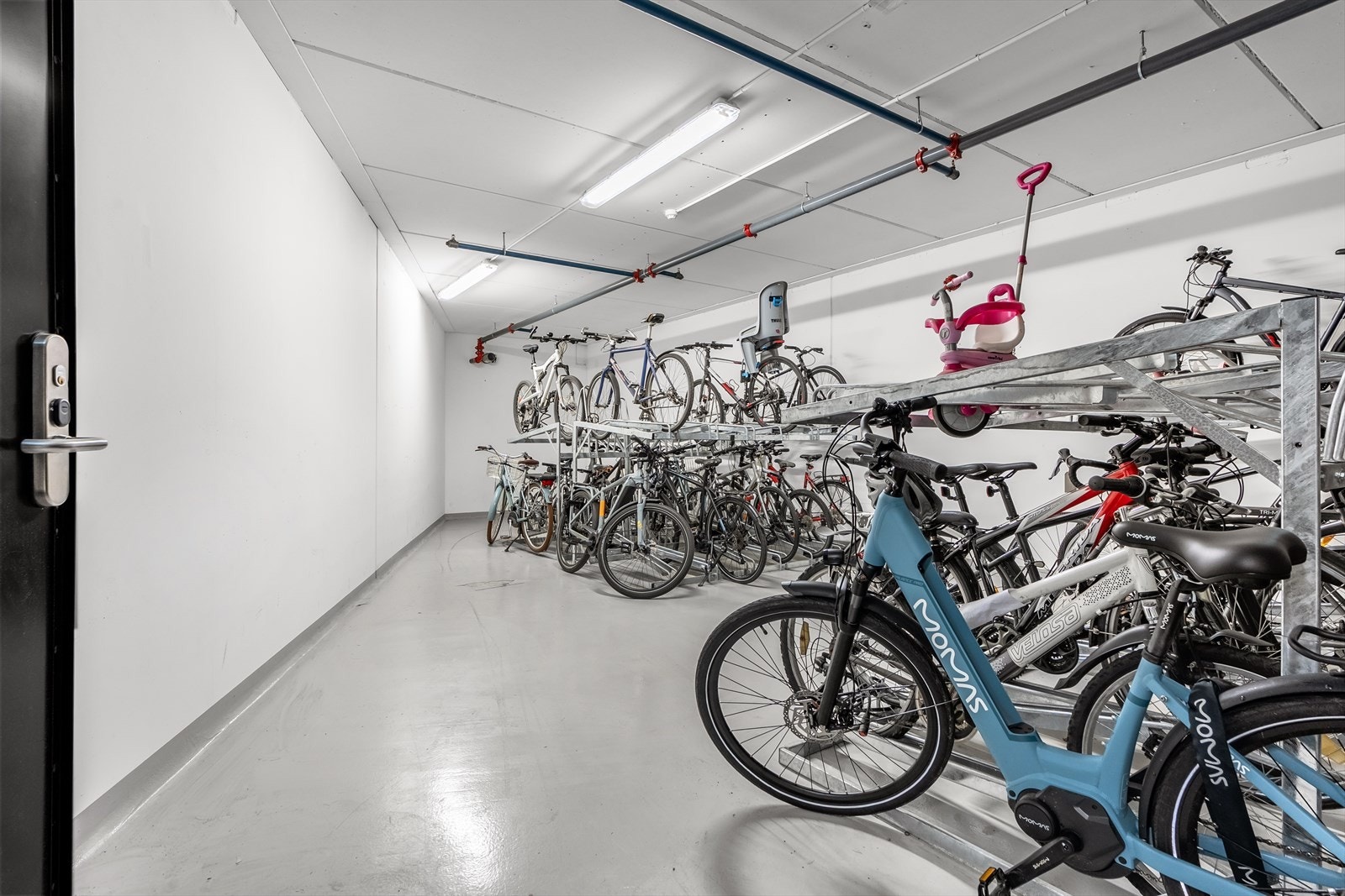 Felles sykkelrom med adkomst fra garasjen. Galleribilde