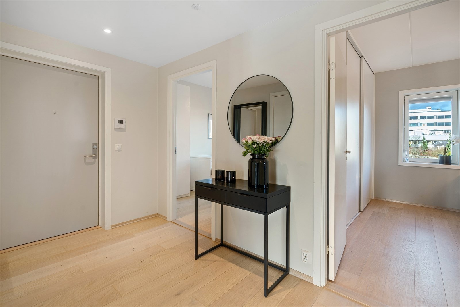 Gangen er nymalt og alle gulv i leiligheten er nyslipt i mars 2026. Galleribilde