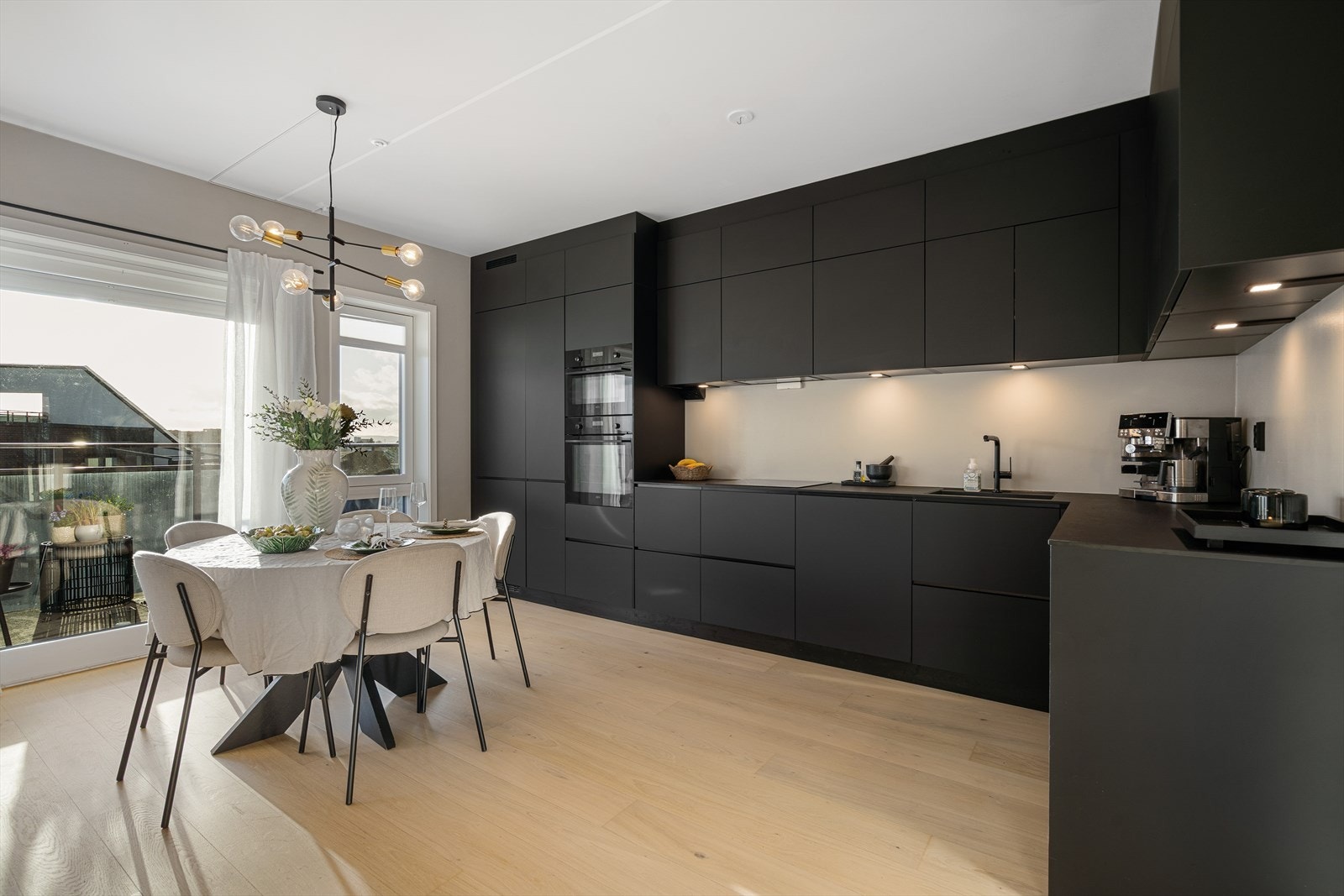 Kjøkkenet inneholder AEG hvitevarer som kombi kjøle- og fryseskap, stekeovn, mikrobølgeovn, oppvaskmaskin, induksjonstopp og ventilator. Galleribilde