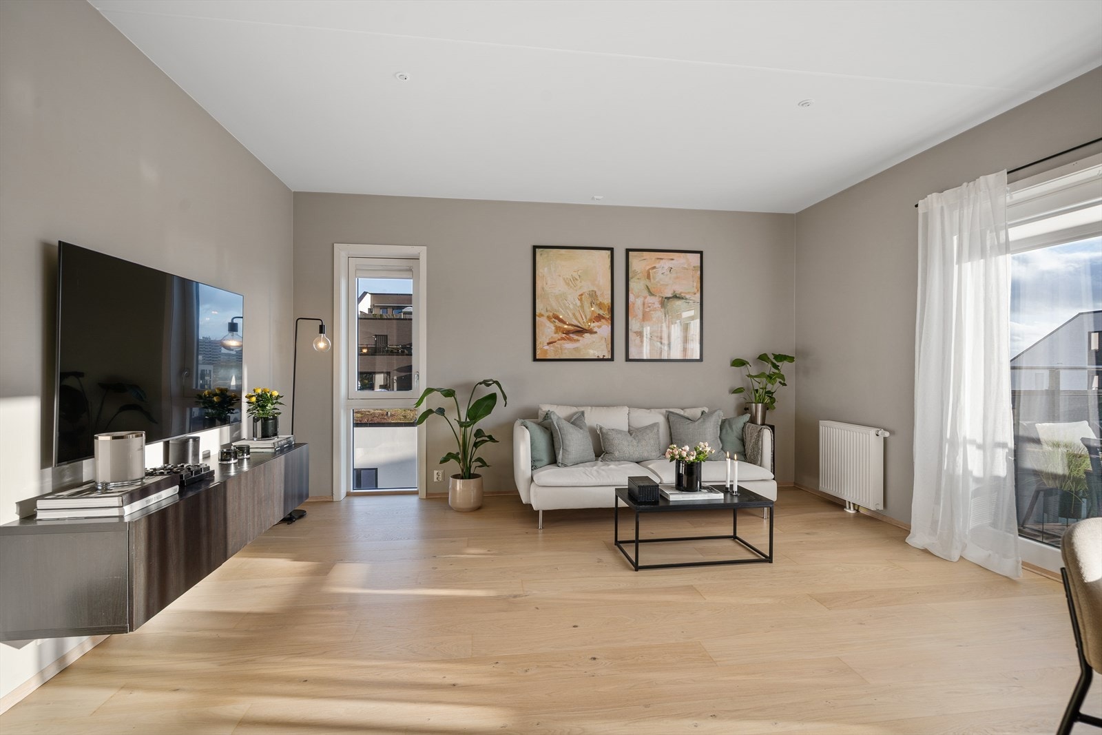 Stuen har gode lysforhold med vinduer på 2 sider. Galleribilde