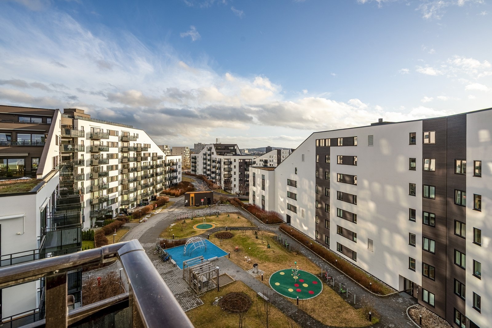 Utsikt mot syd. Pent opparbeidet bakgård. Galleribilde