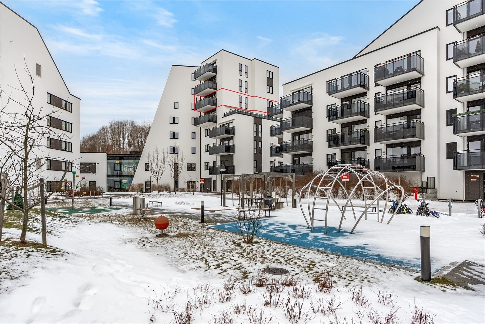 Leiligheten (markert i rødt) har en svært god intern beliggenhet i sameiet og ligger høyt og fritt til i 6.etg. Galleribilde