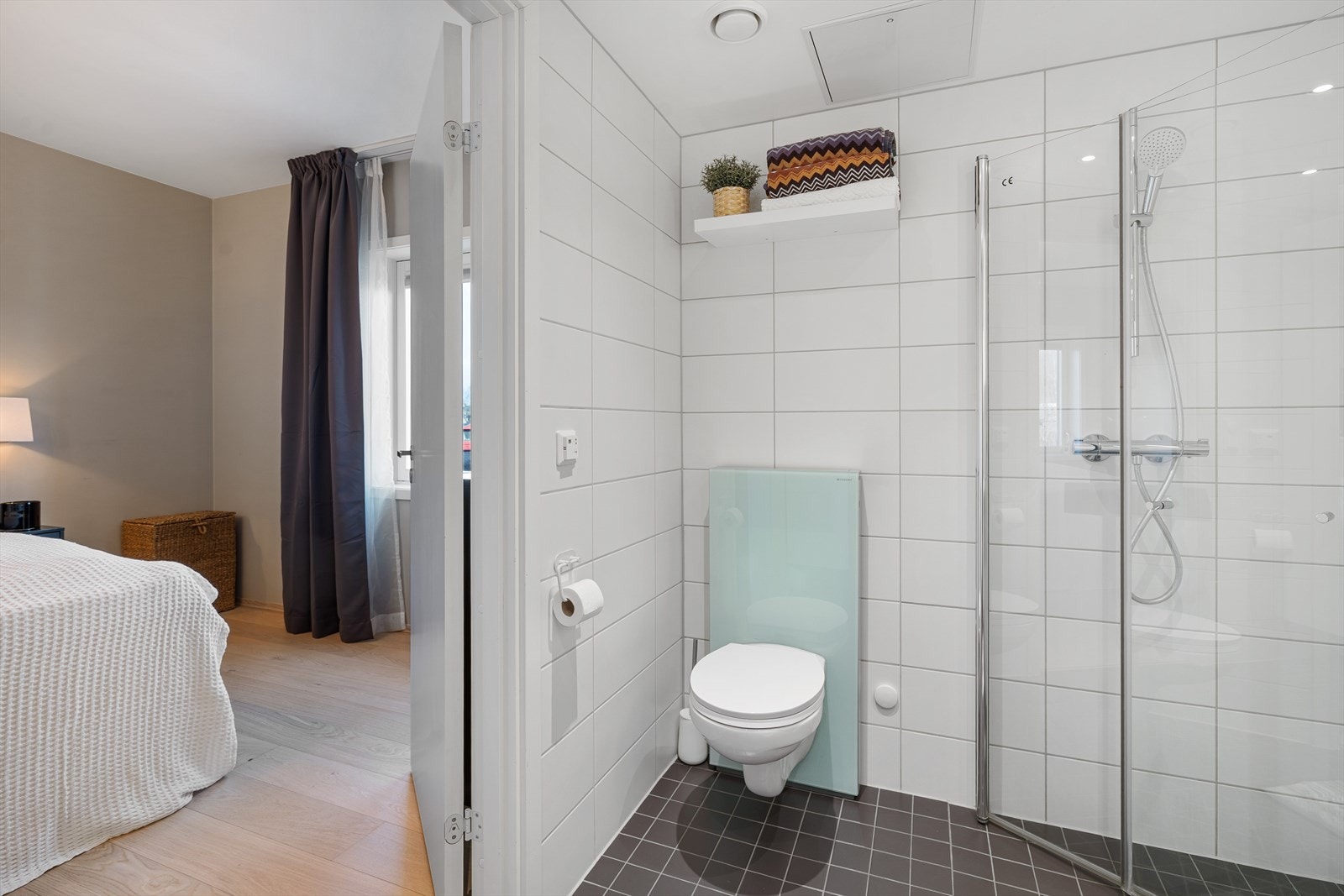 Bad 1: Moderne flislagt bad med adkomst fra hovedsoverommet. Galleribilde