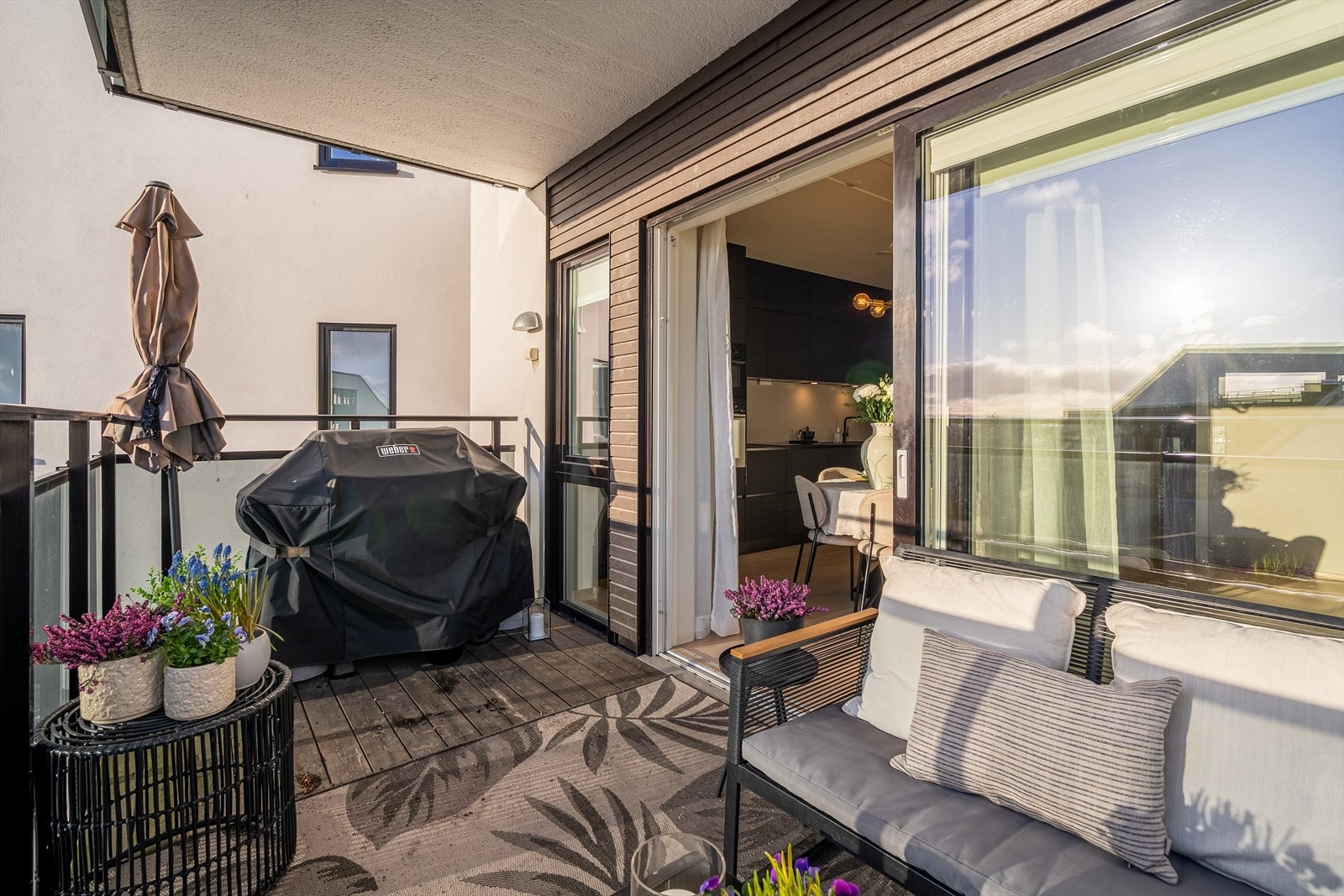 Balkongen har også utebelysning, strømuttak og god plass til grill. Galleribilde