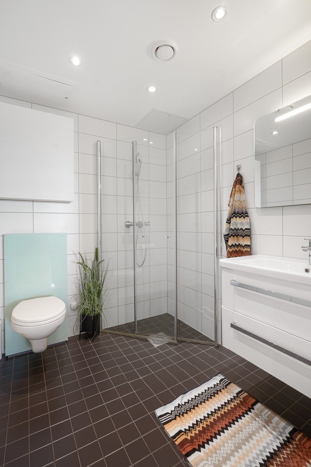 Bad 2: Moderne flislagt bad med adkomst fra gangen. Galleribilde