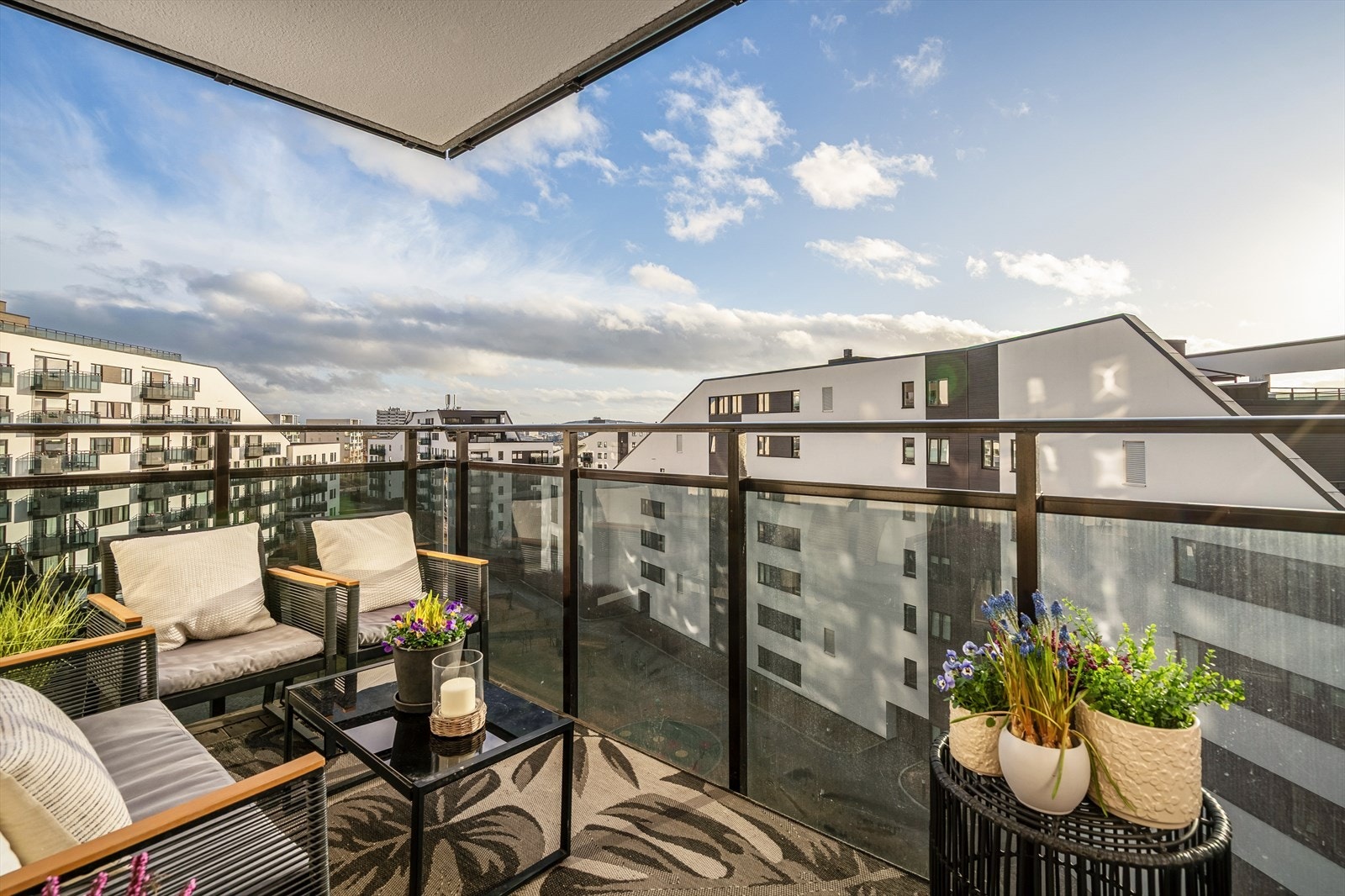 Balkongen har god plass til utemøbler. Galleribilde