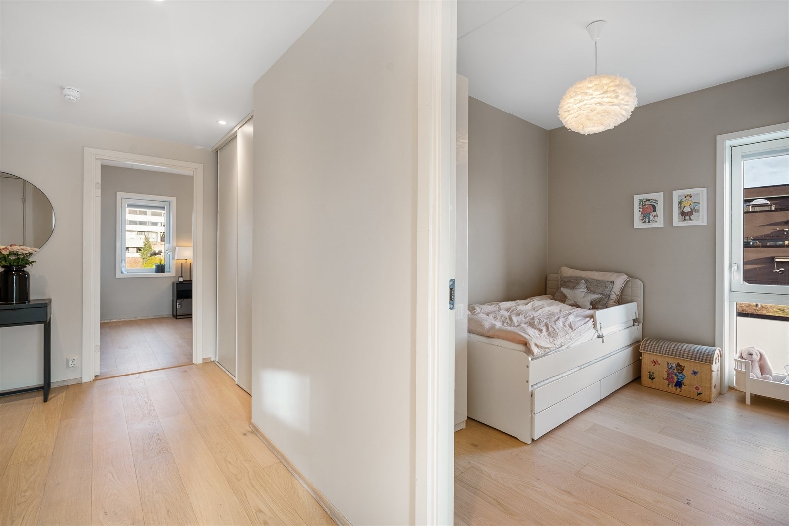 Endeleilighet med lysinnslipp fra 3 sider. Galleribilde