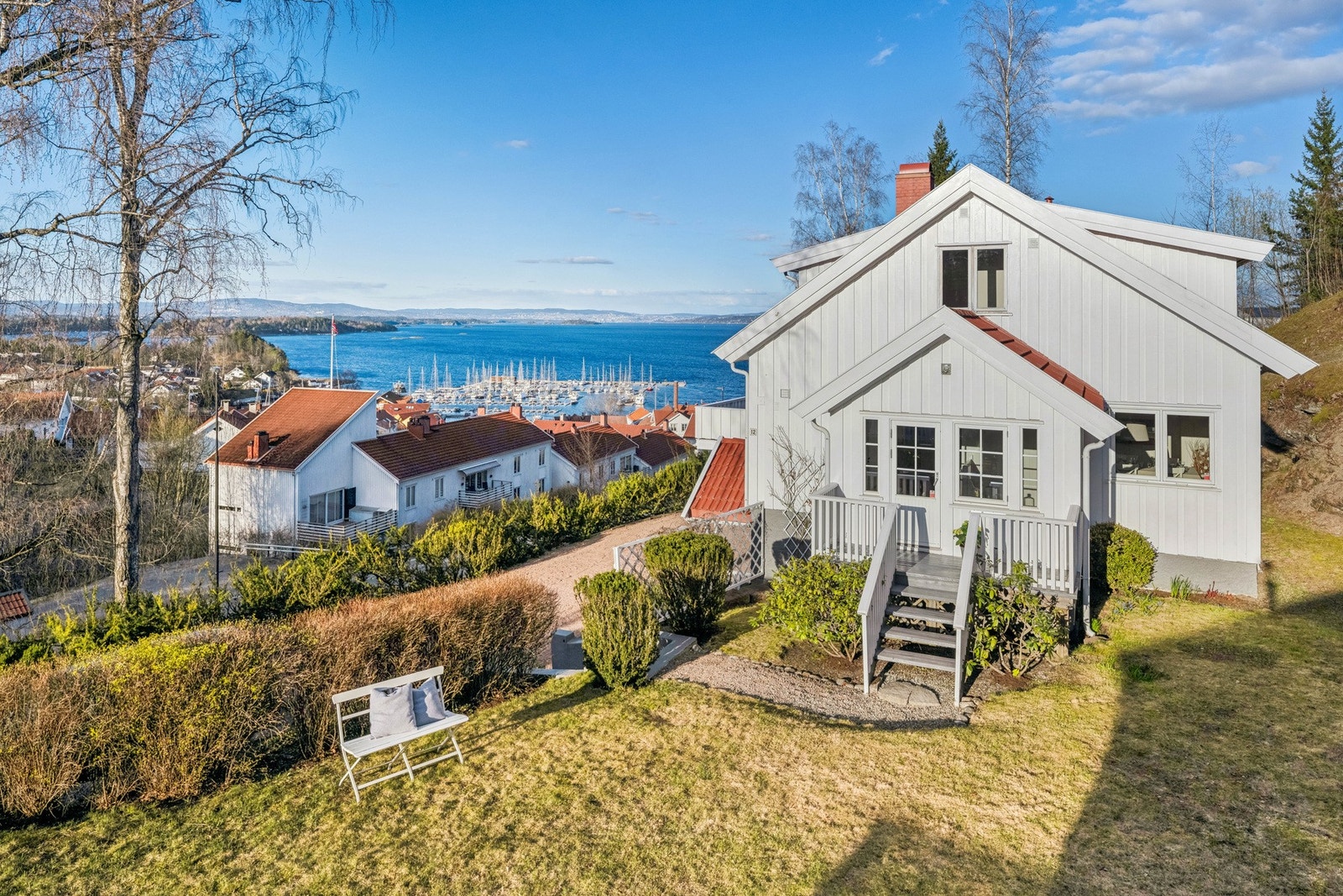 Enebolig oppført 1949 med sentral beliggenhet, nær skoler og offentlig kommunikasjon. Galleribilde