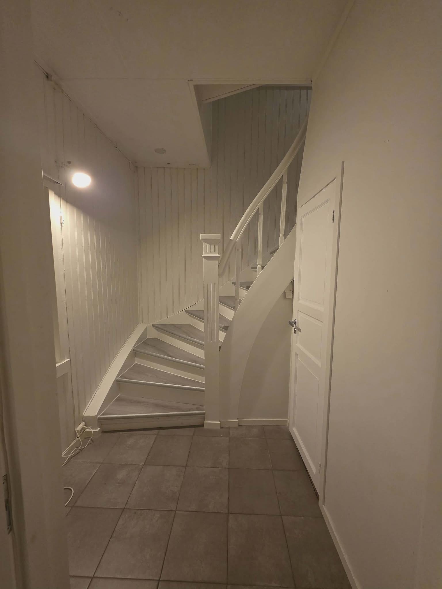 inngangen og trapp til andre etasje Galleribilde