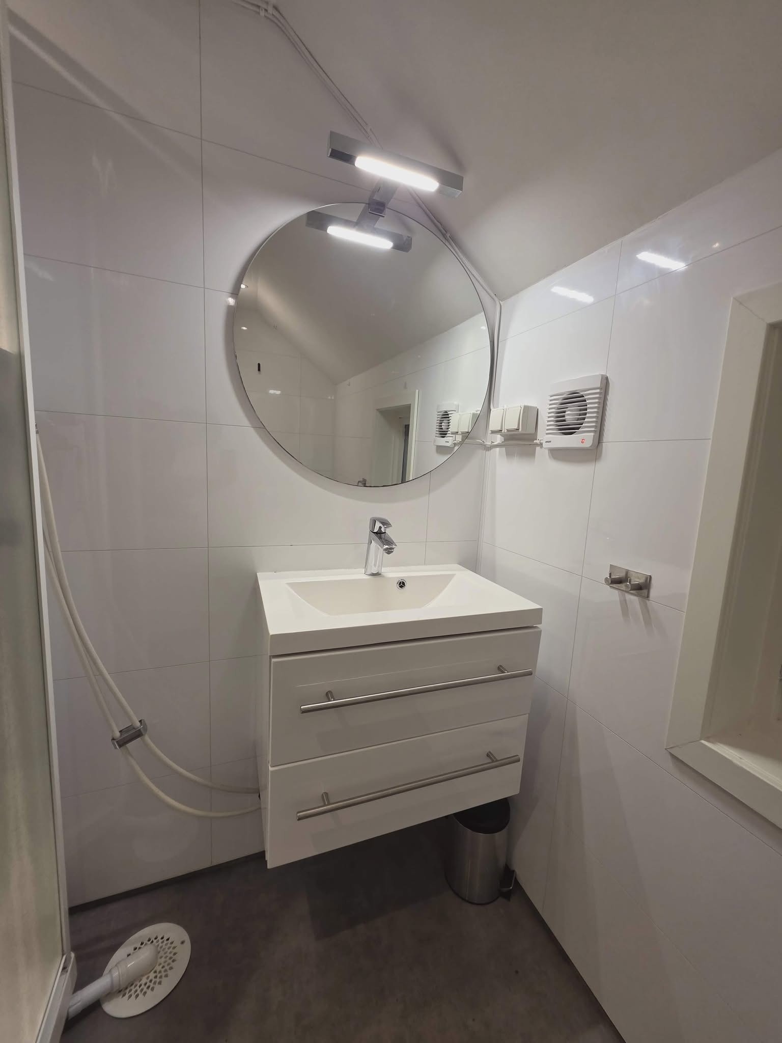 vasken og speil på badet Galleribilde