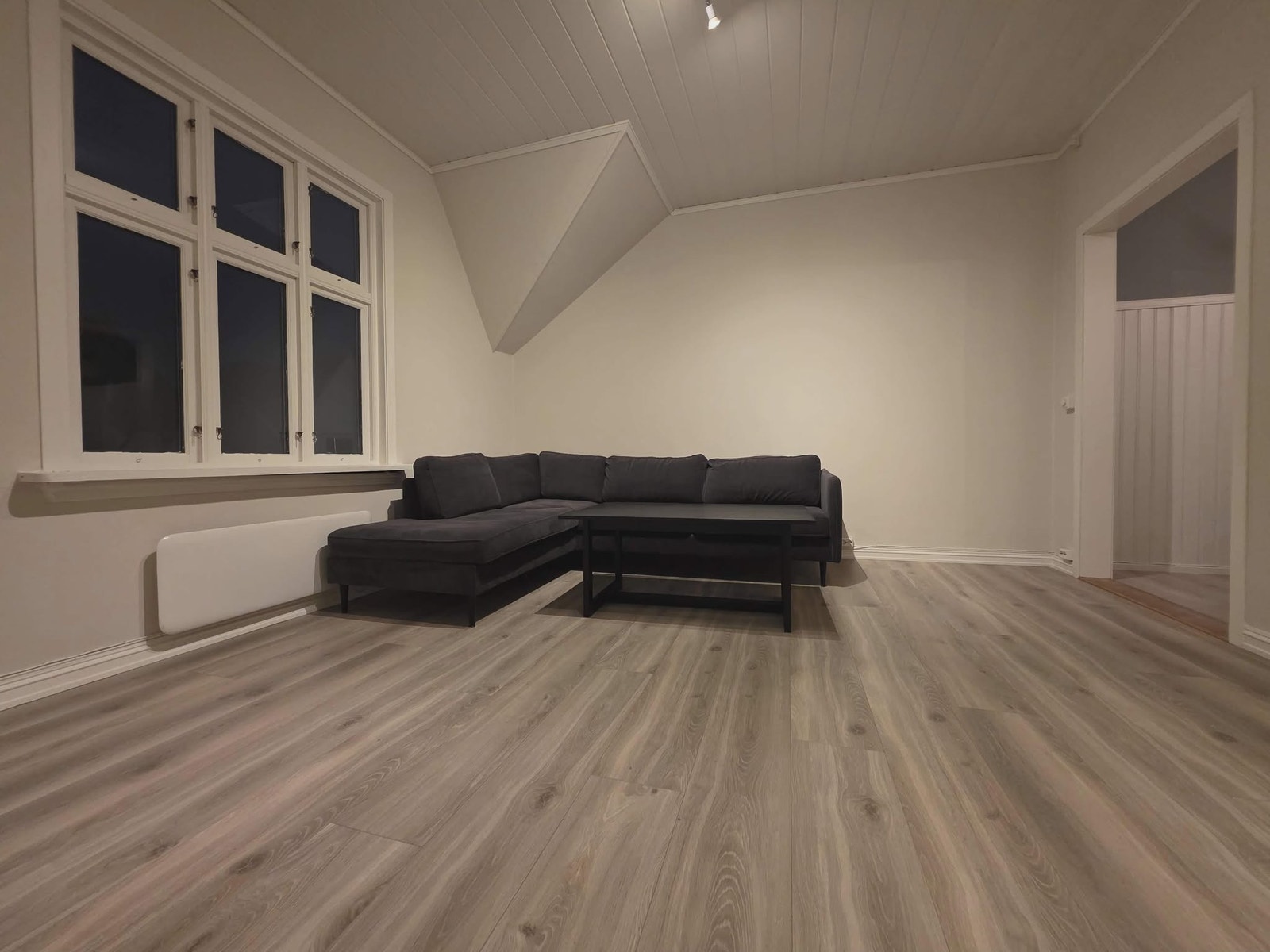 hoved stue med hjørne sofa Galleribilde