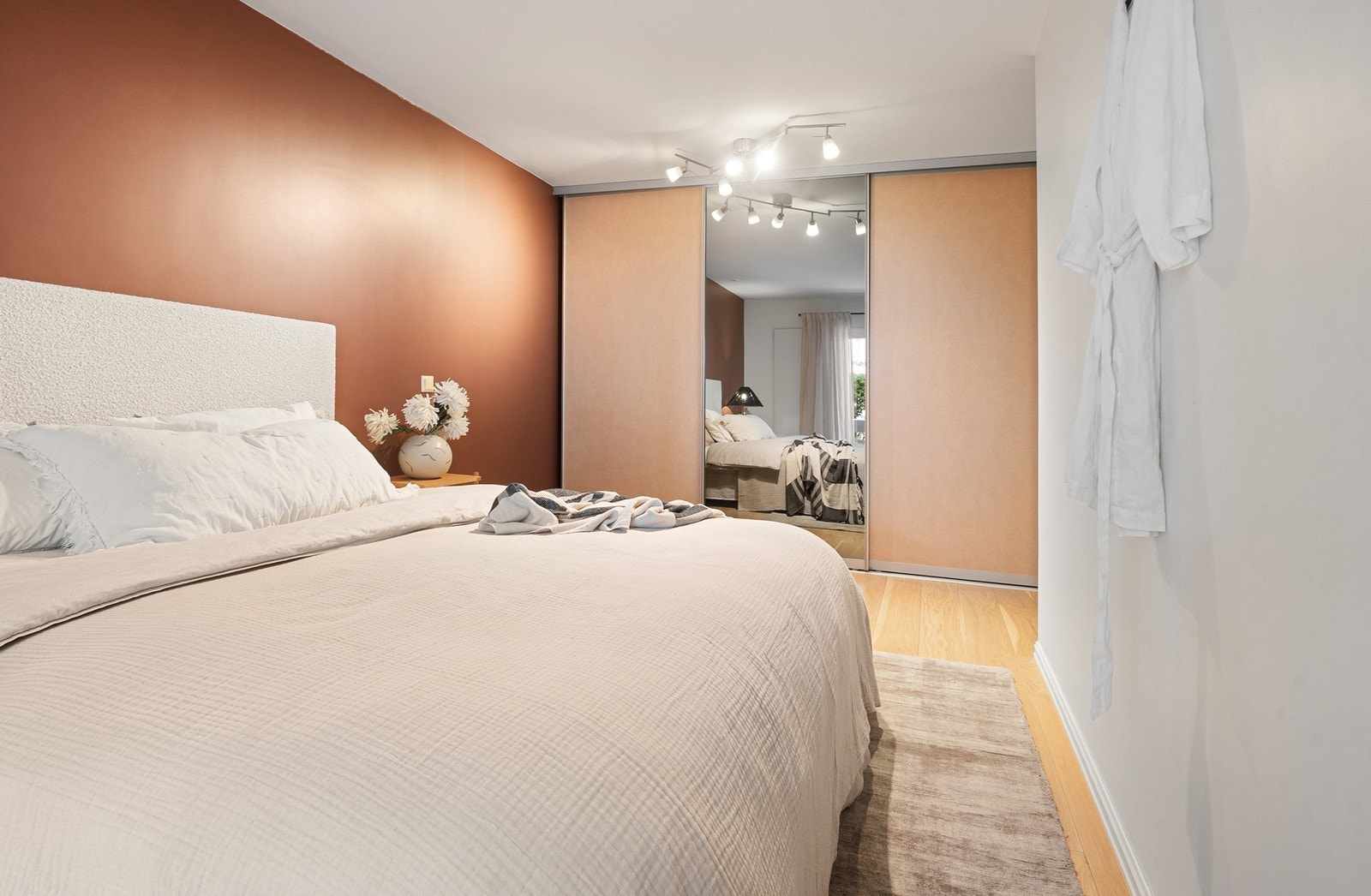 Hovedsoverommet er av god størrelse med god plass til dobbeltseng og tilhørende soveromsmøblement. Galleribilde