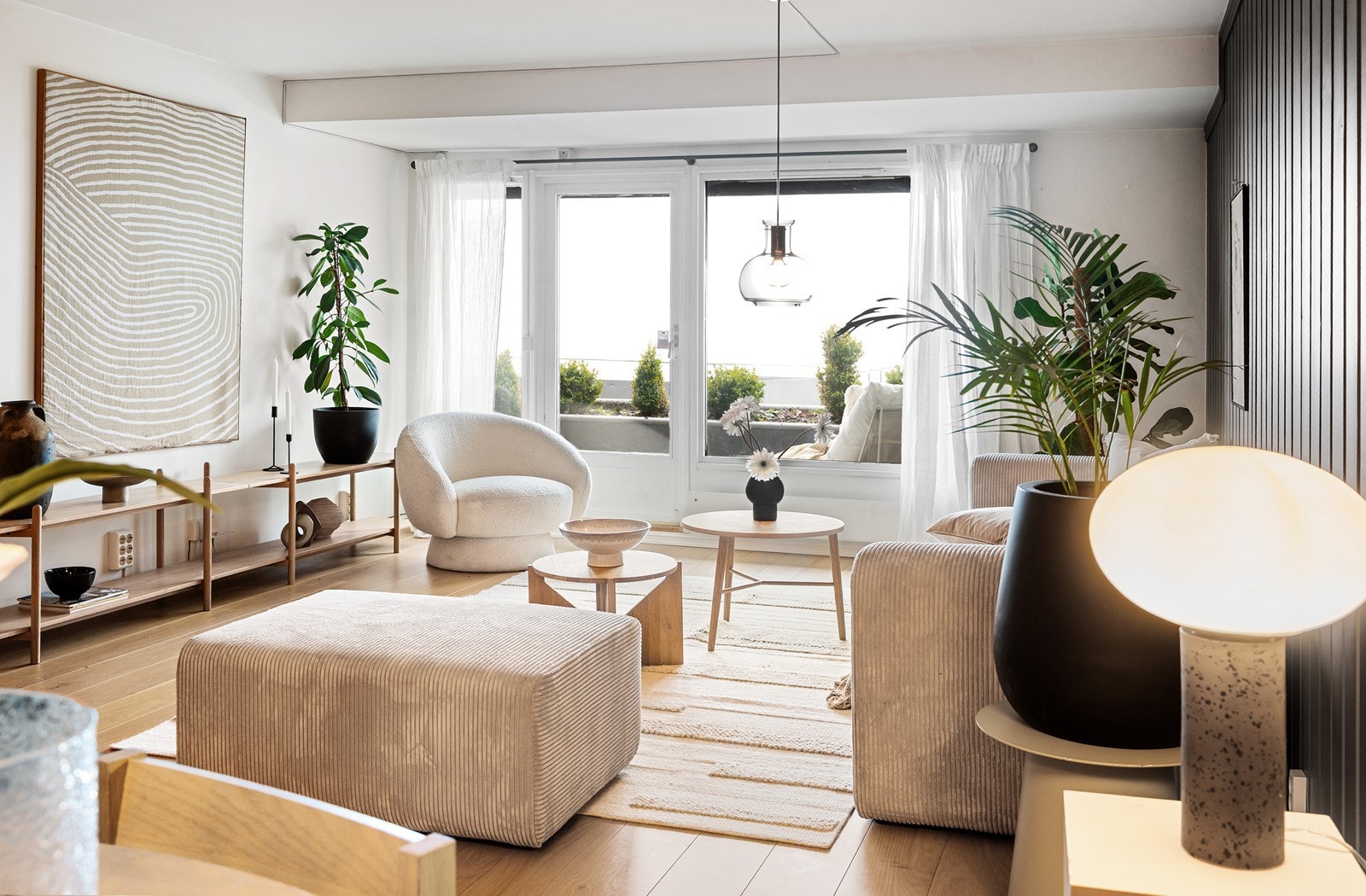 Adkomst til en av boligens terrasser fra stuen. Galleribilde